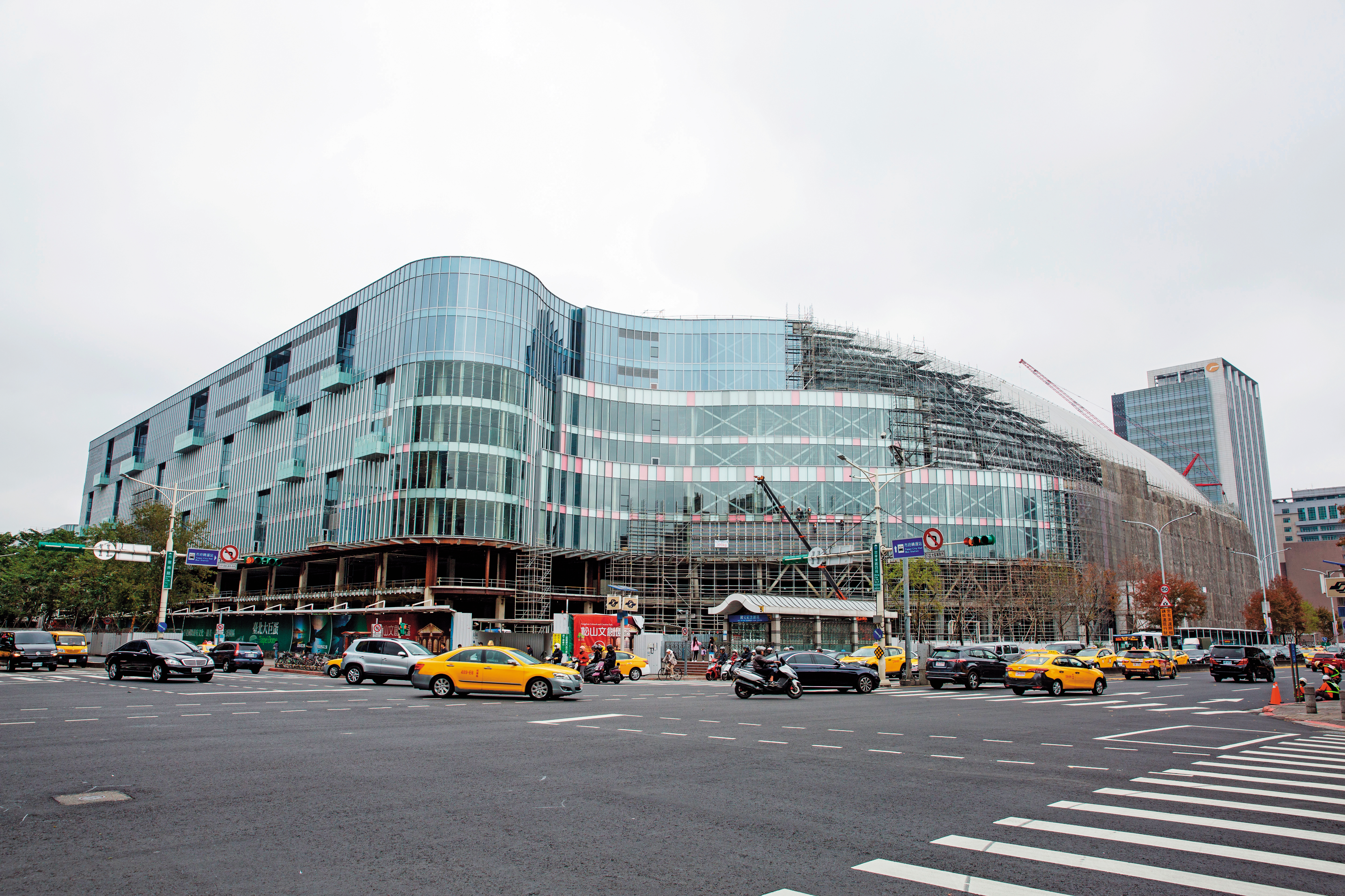 大巨蛋商場流線的玻璃外牆，一度被Google相中，打算放上企業識別標誌，做為獨立辦公室使用。