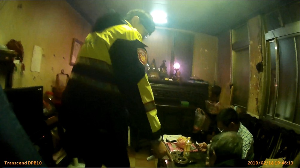 員警到場時王男還拿著毒品吸食器，當場被逮捕。