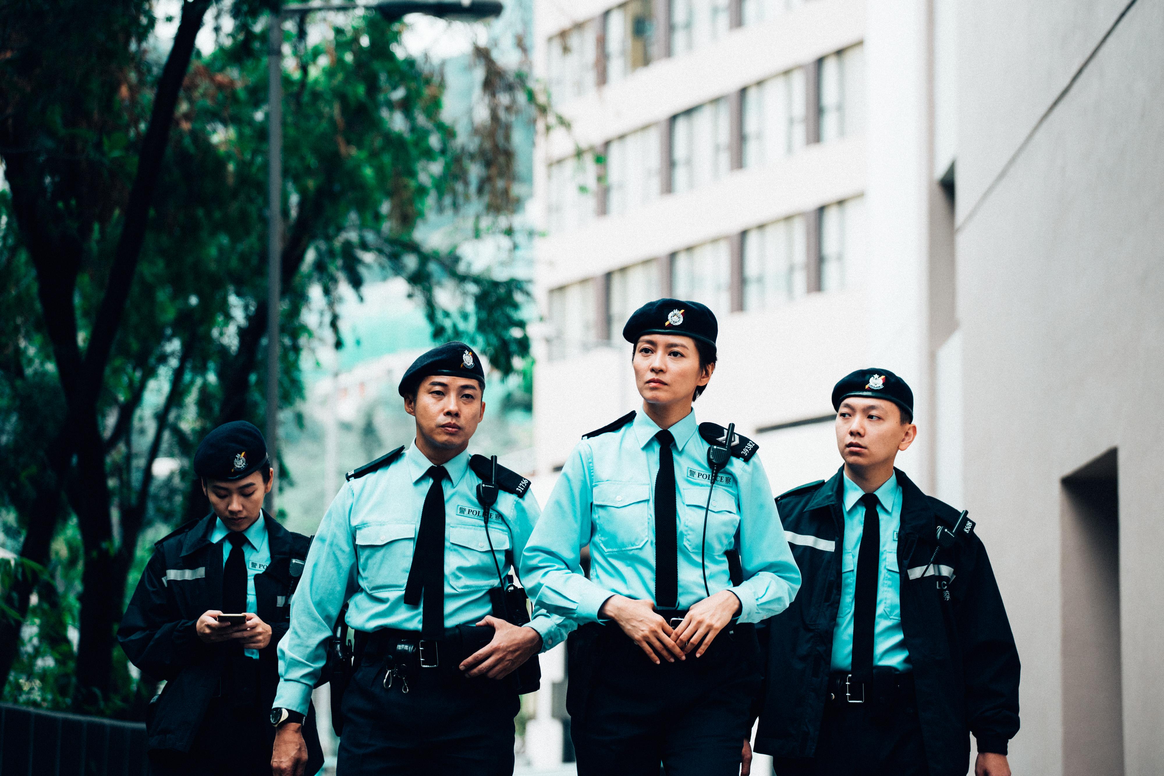 梁詠琪以制服女警官姿態出場，霸氣十足。（華映提供）