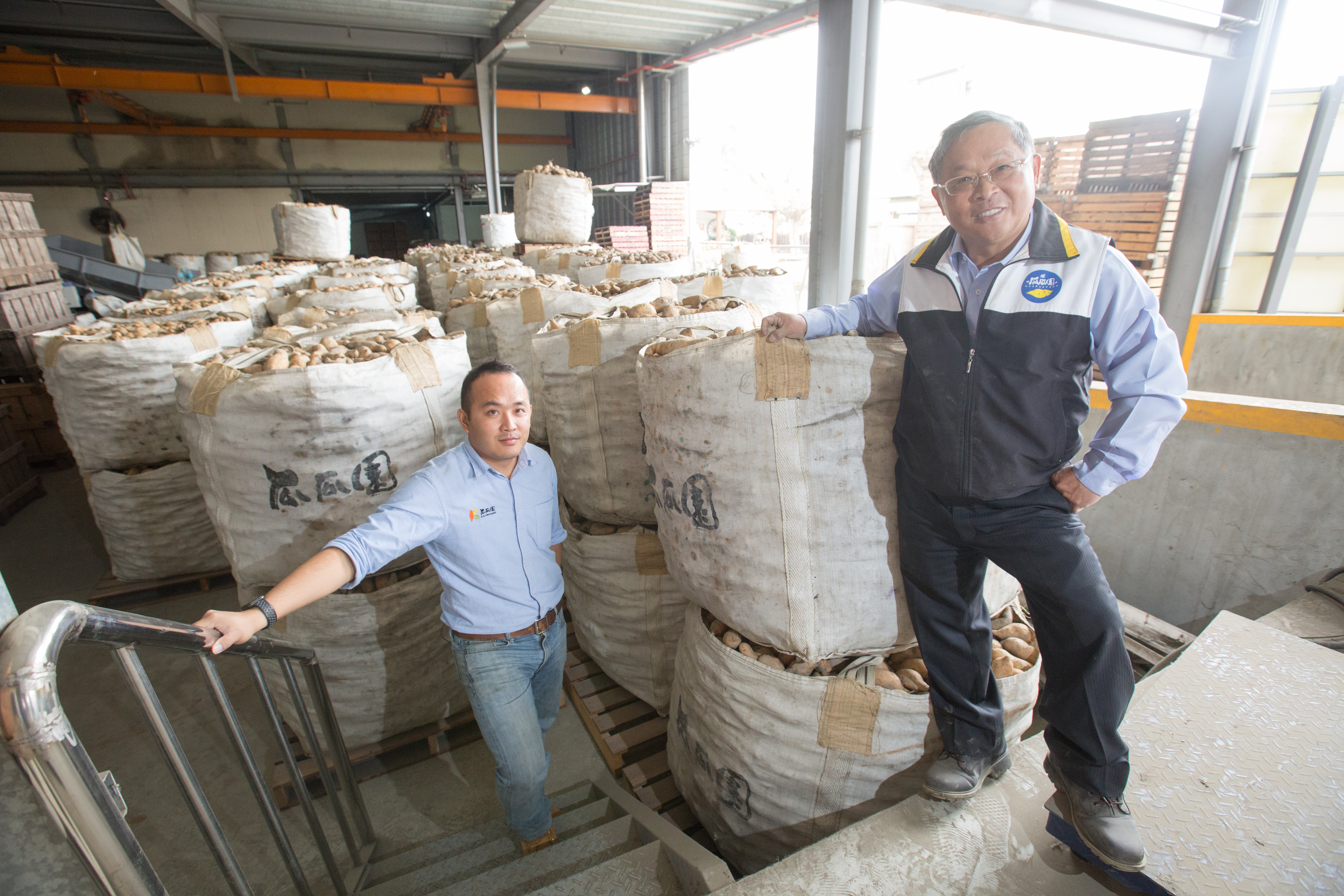 長子邱裕翔（左）11年前進入瓜瓜園，歷練品保、研發、生產單位，如今是父親邱木城（右）的得力助手。