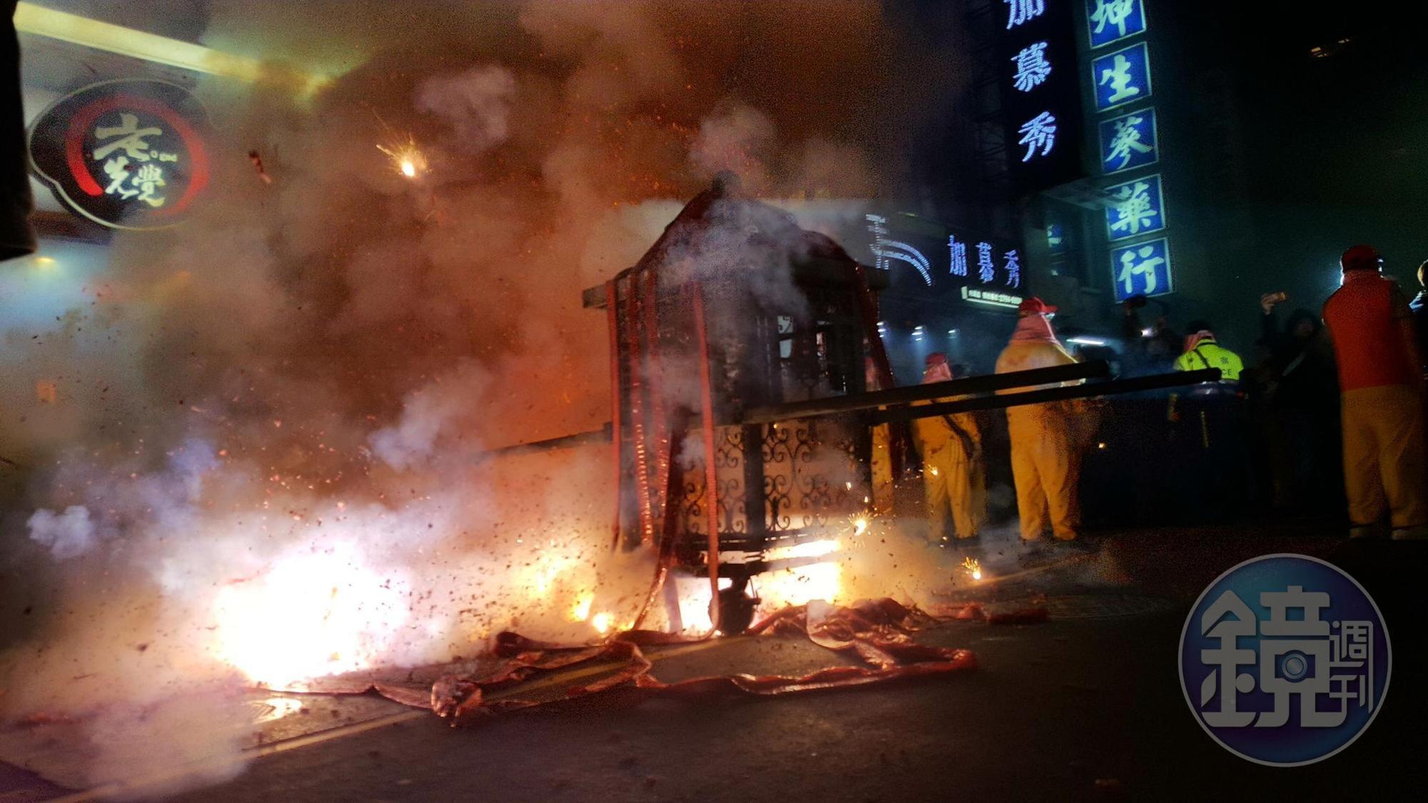 居民於土地公神轎經過時,將鞭炮點燃並朝向神轎拋放,祈求財富和平安。