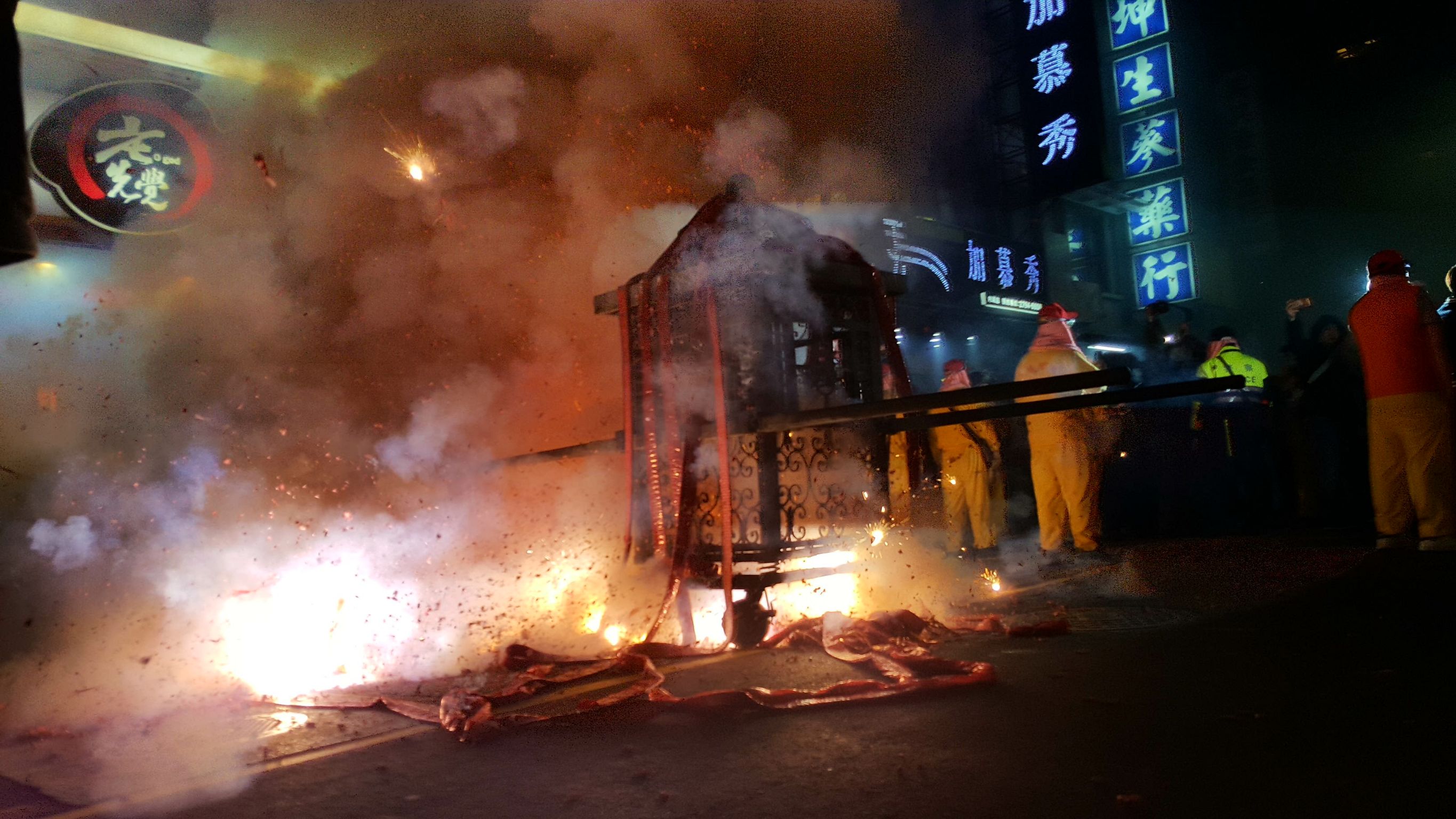 居民於土地公神轎經過時，將鞭炮點燃並朝向神轎拋放，祈求財富和平安。