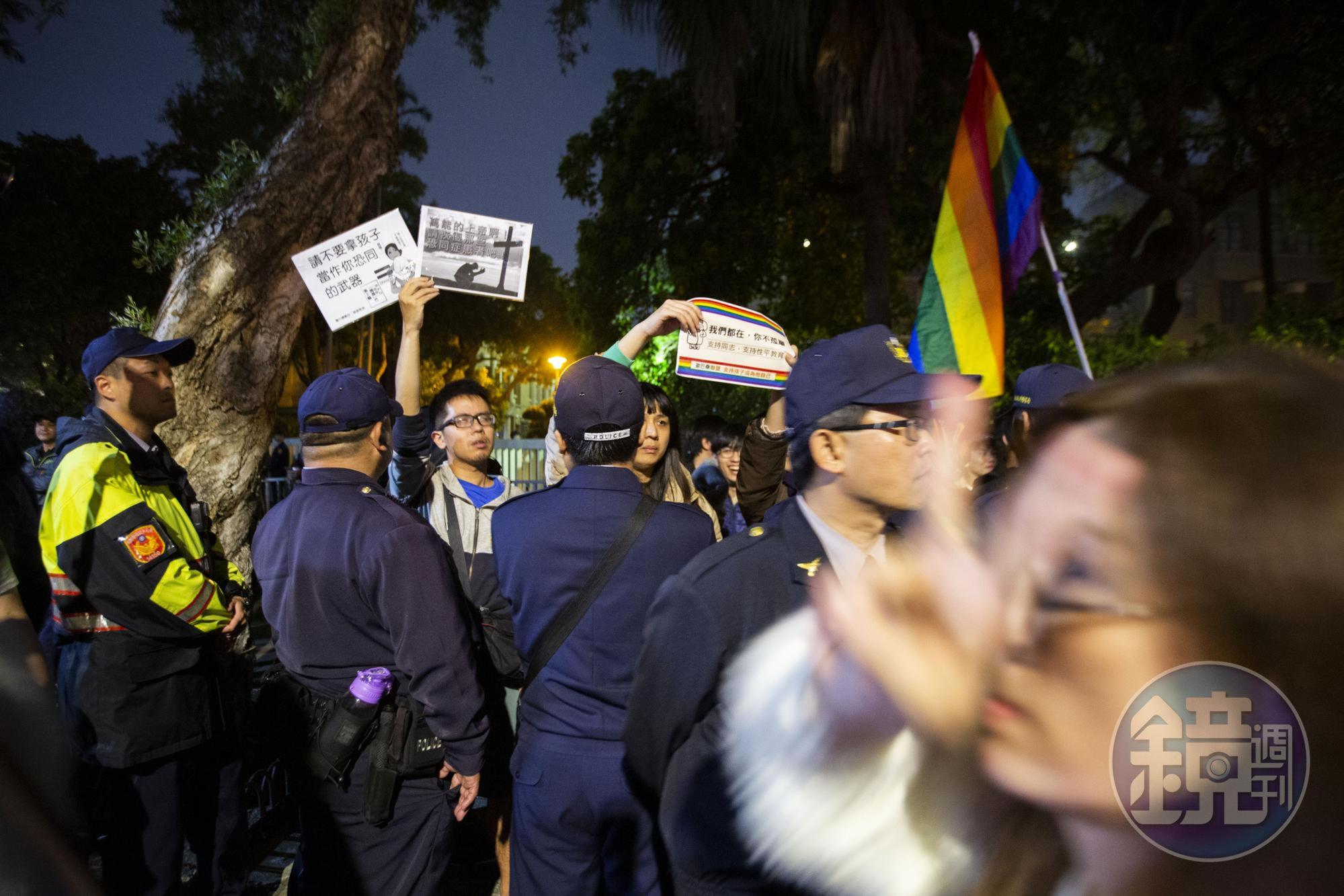 活動進行過程中有聲援婚姻平權人士到場表態,一位反同民眾行經前方時對鏡頭比出勝利手勢。