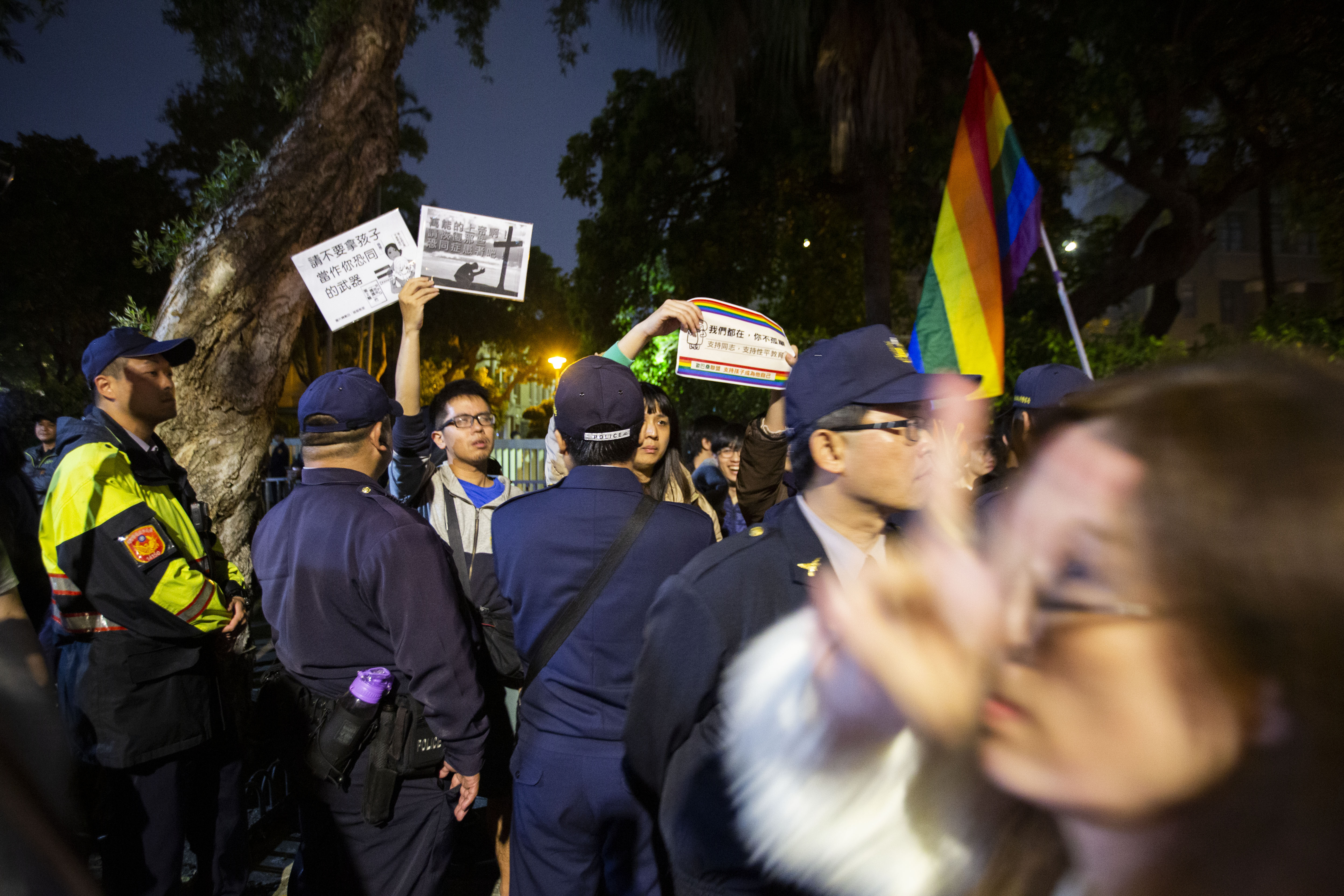 活動進行過程中有聲援婚姻平權人士到場表態，一位反同民眾行經前方時對鏡頭比出勝利手勢。