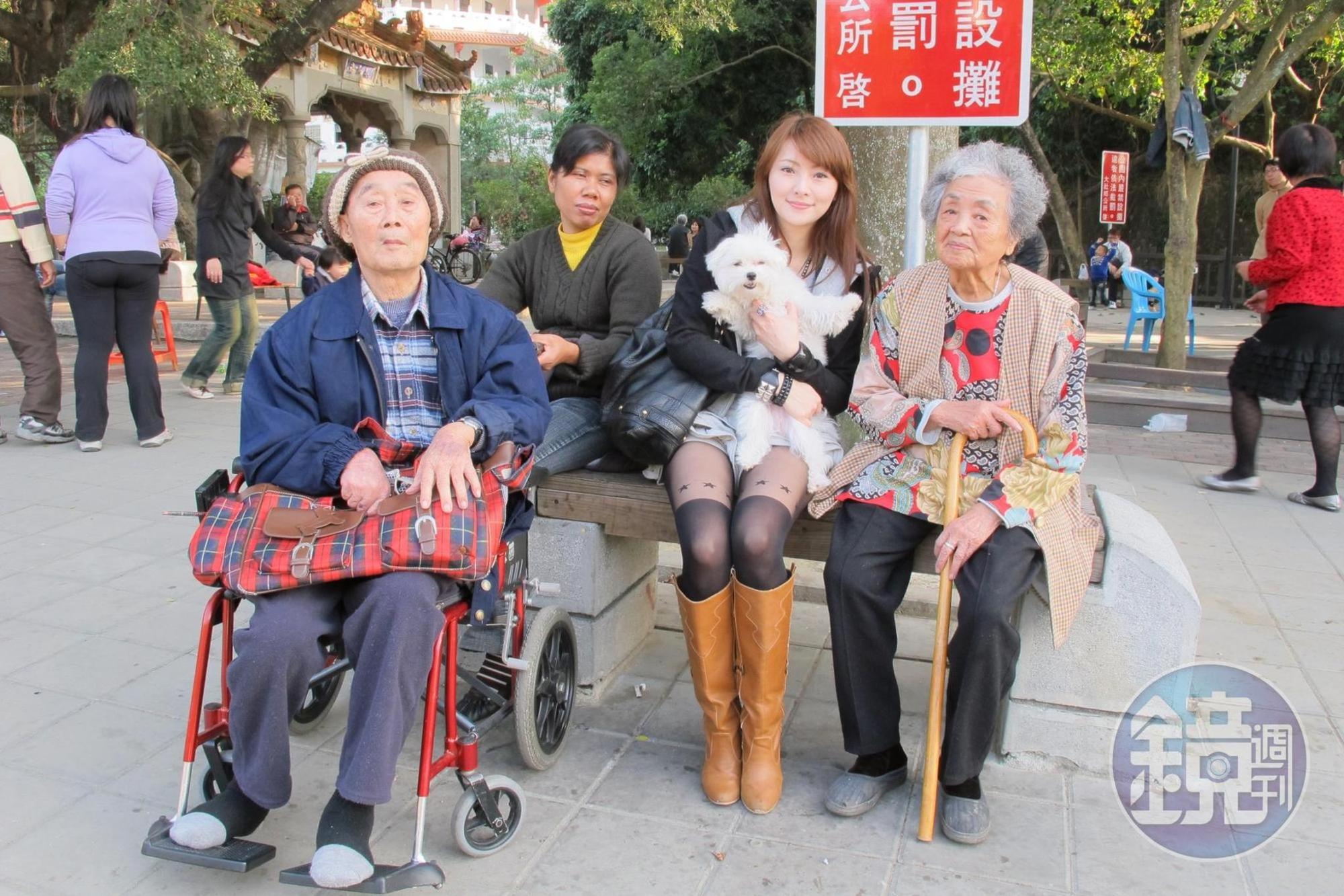 Vicky是爺爺奶奶帶大，當初是為了中風的爺爺放棄美容科，考護校。（Vicky提供）