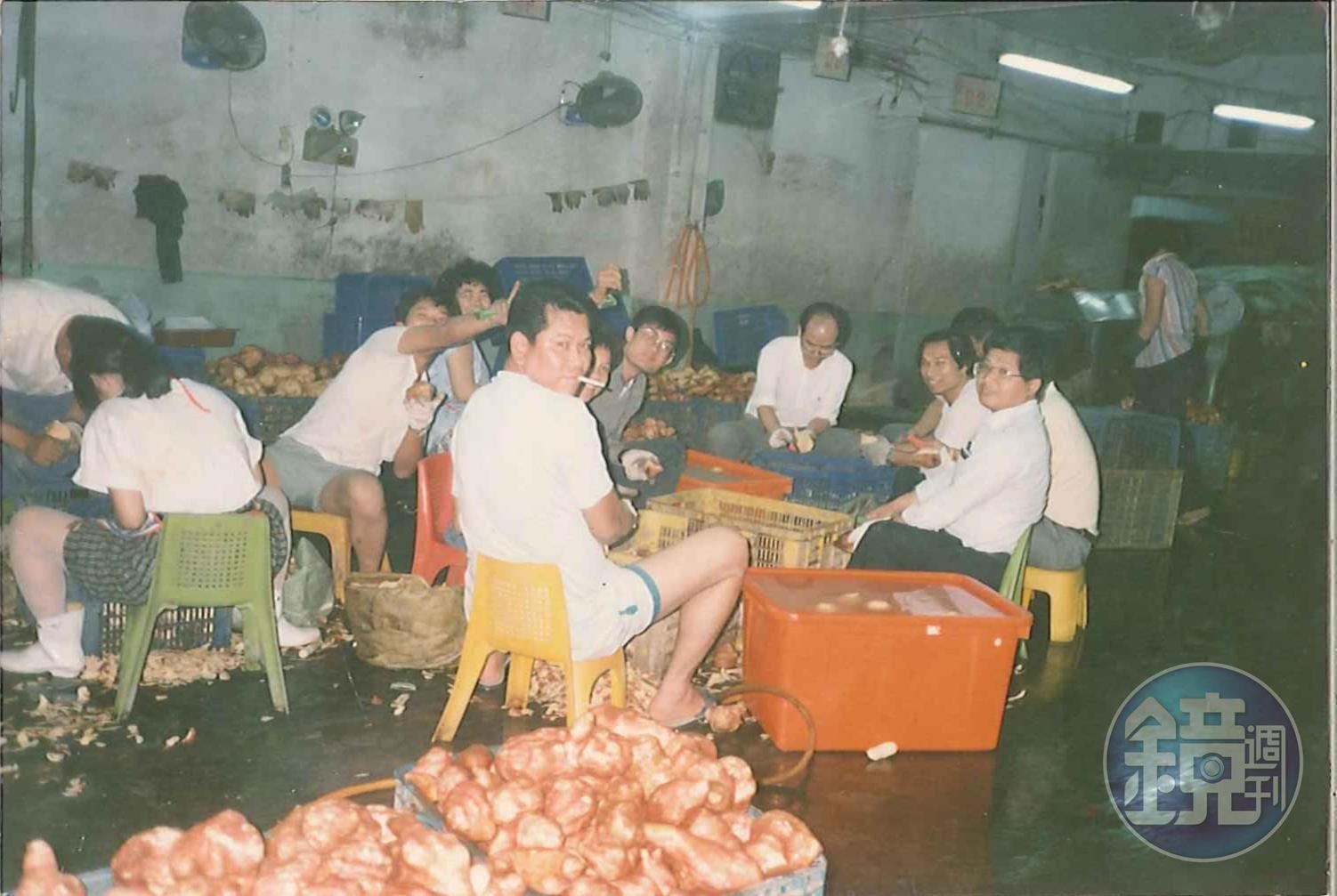 邱木城1983年台北市開弈泰農產行，販售生地瓜。（瓜瓜園提供）