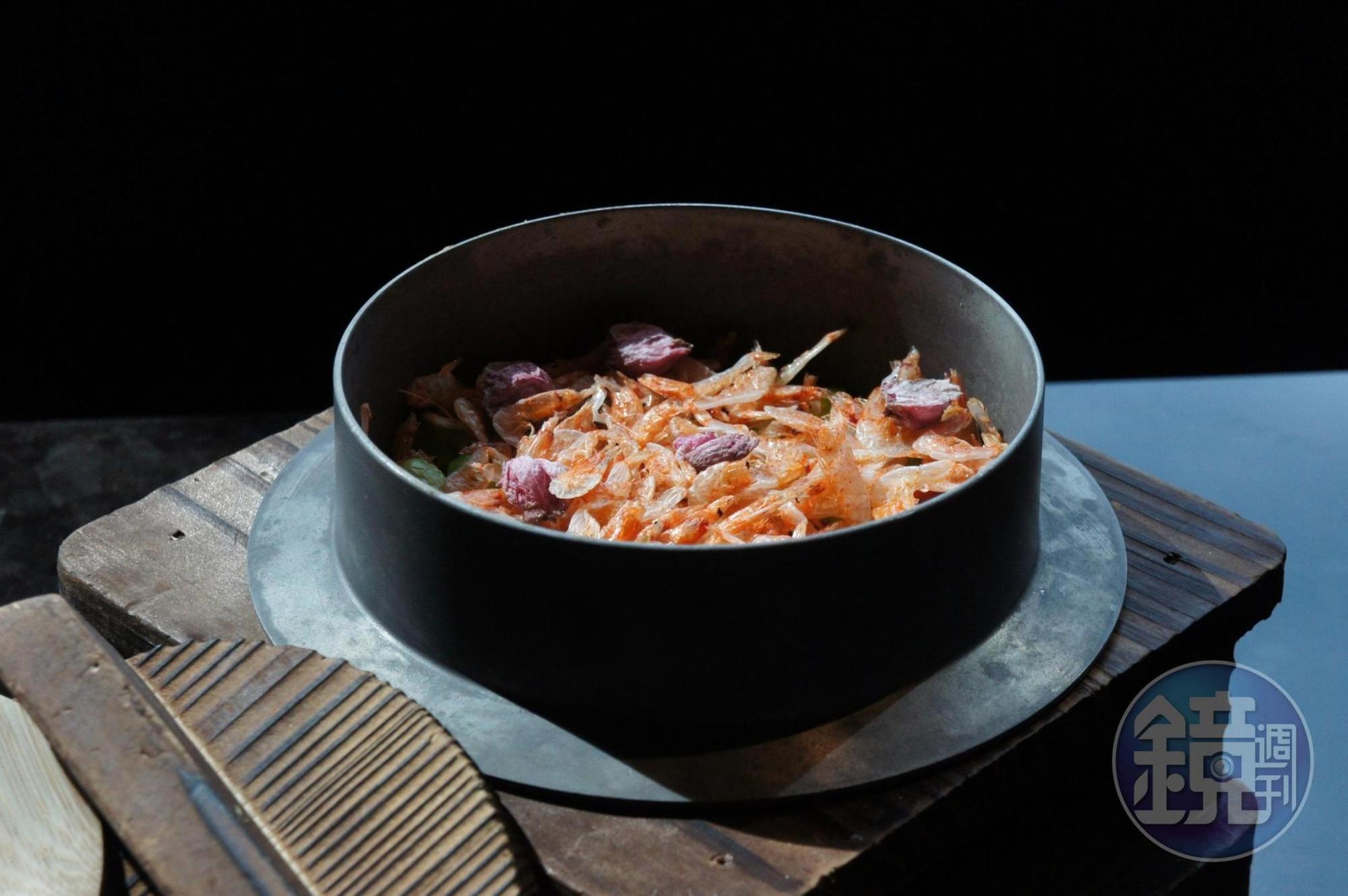 「和牛47」定位為燒肉懷石餐廳,套餐菜色裡的食事(米飯)不定時會輪換風味,圖為47款口味之一的「櫻花蝦炊飯」。
