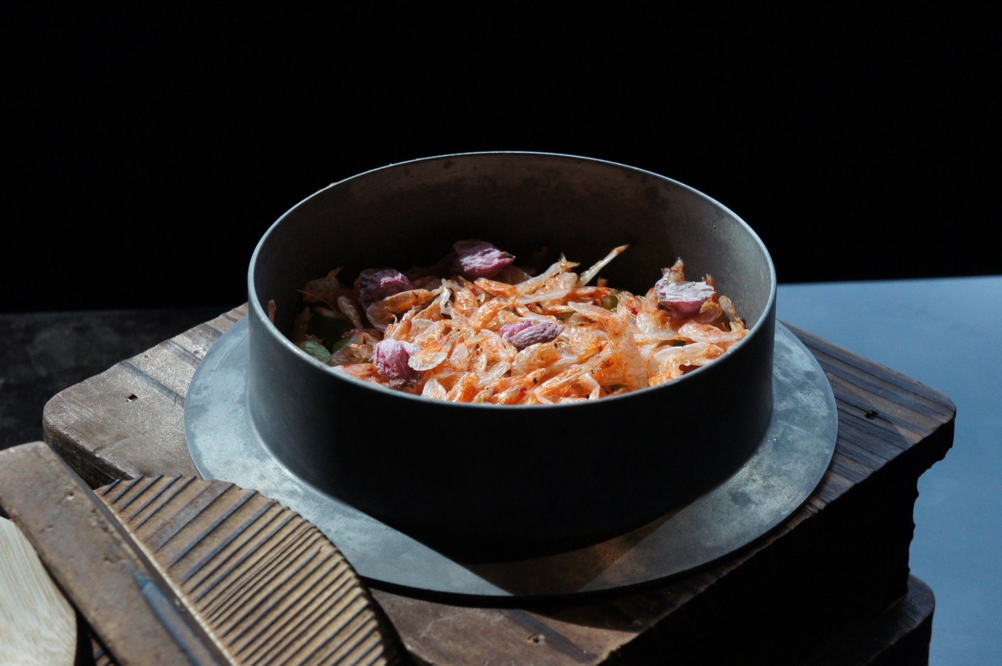 「和牛47」定位為燒肉懷石餐廳，套餐菜色裡的食事（米飯）不定時會輪換風味，圖為47款口味之一的「櫻花蝦炊飯」。