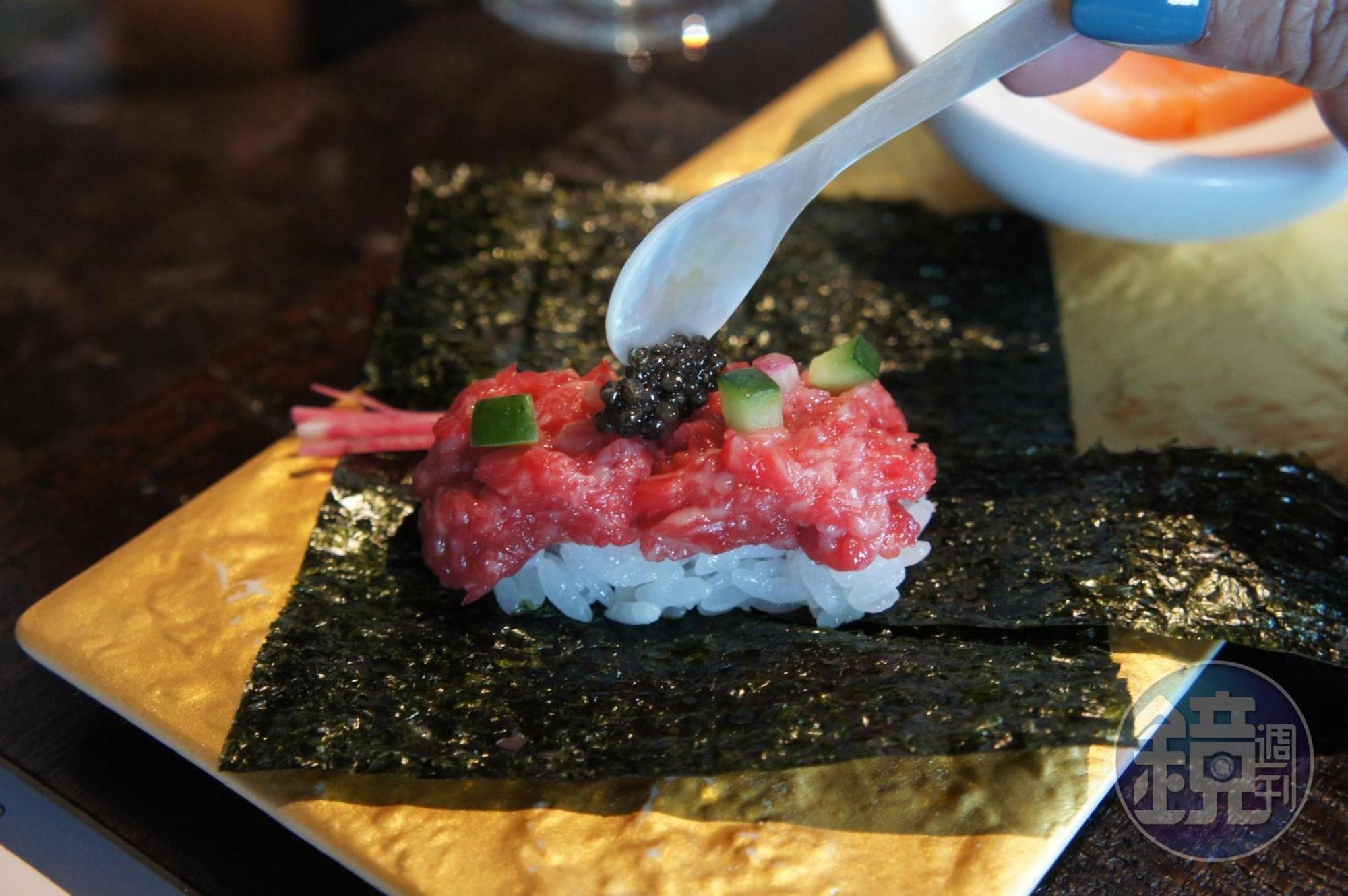 套餐裡的明星菜色「名物」,以魚子醬搭配A5和牛手卷。