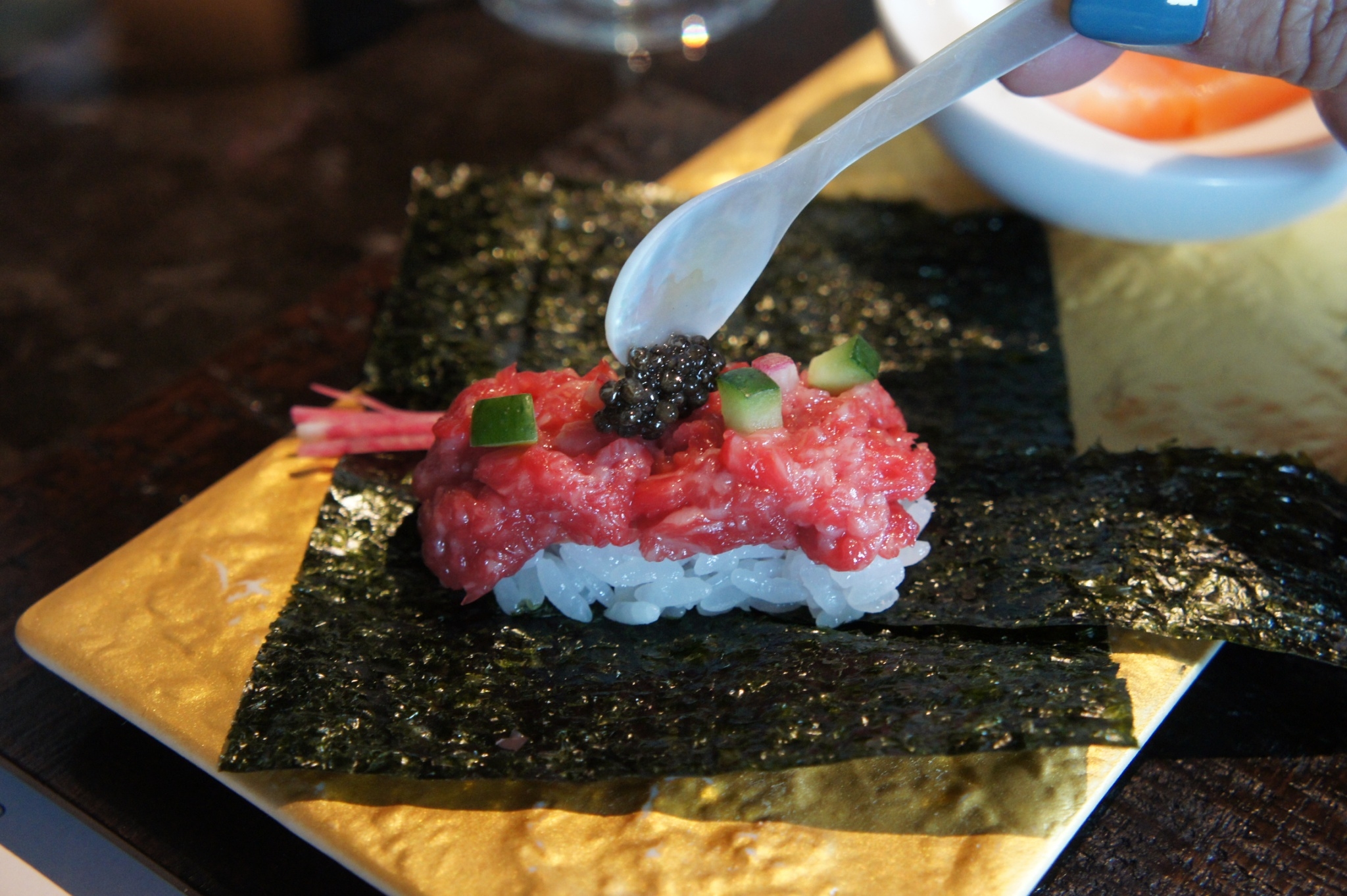 套餐裡的明星菜色「名物」，以魚子醬搭配A5和牛手卷。