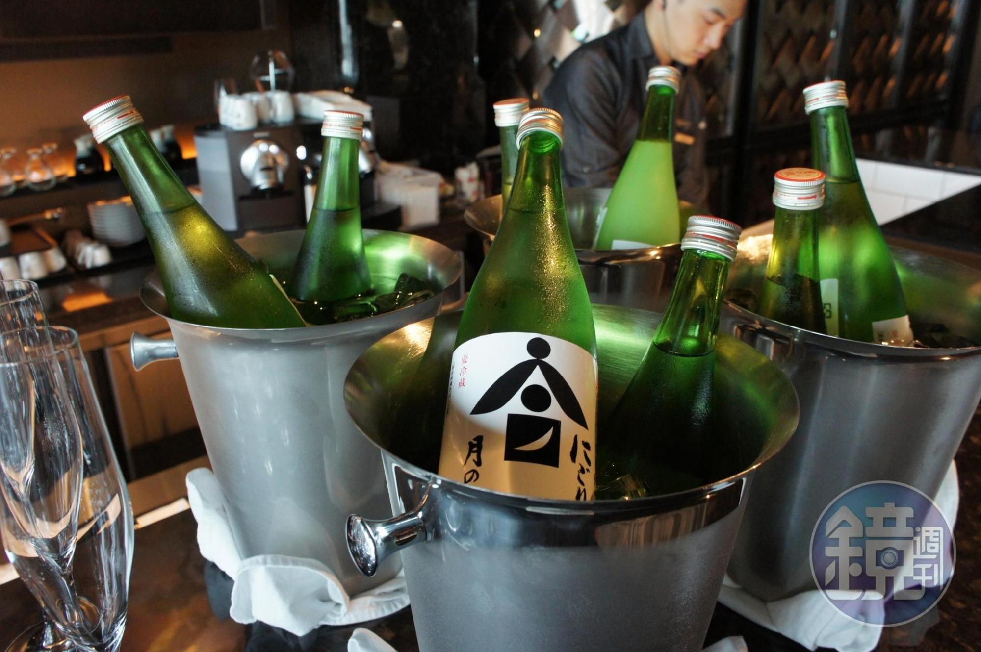 「月之桂本釀造大極上中汲濁酒」,氣泡口感帶有鮮明旨味。