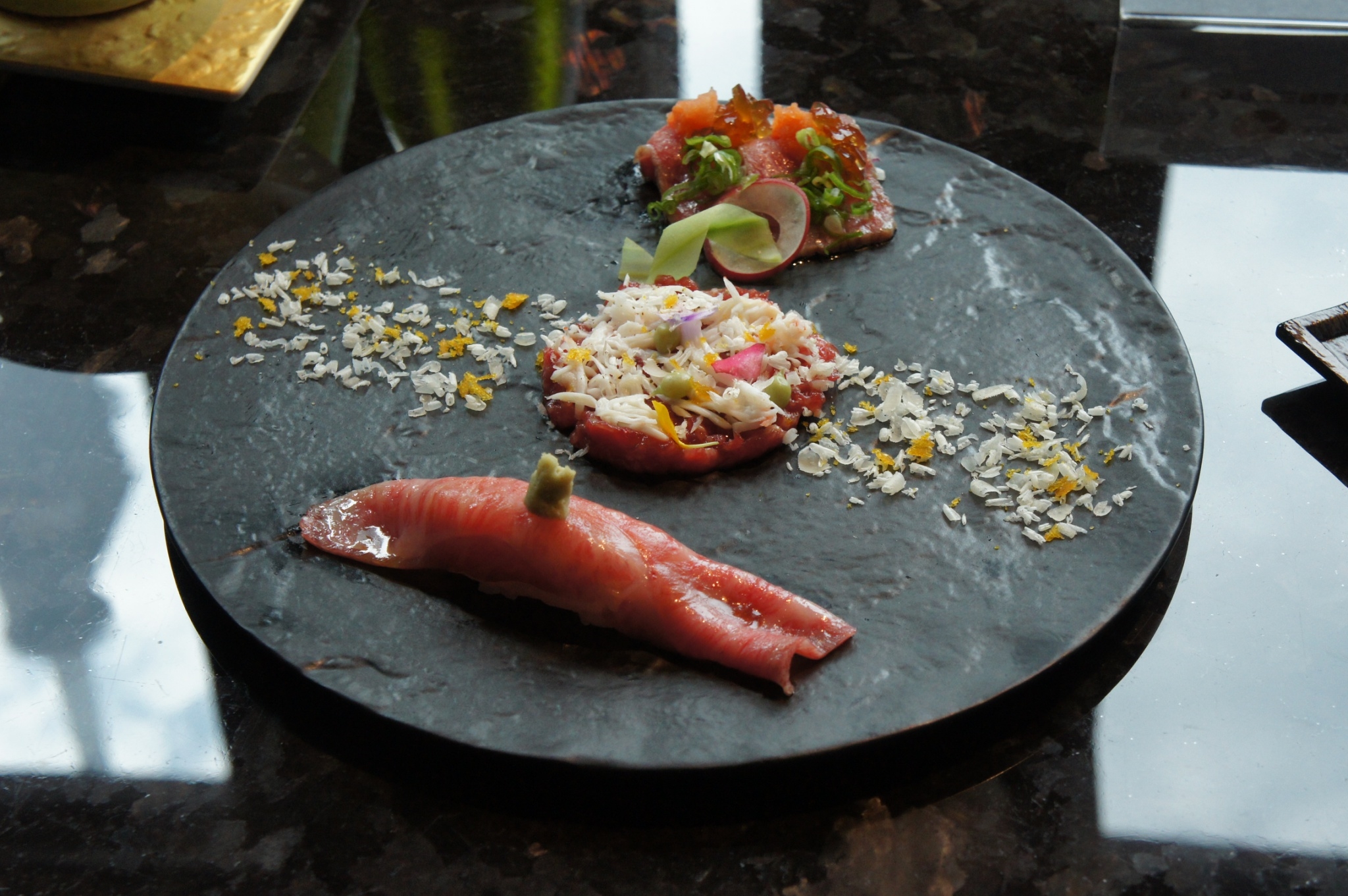 套餐第二道「和牛生牛肉三種盛合」，品嘗的都是生牛風風味。
