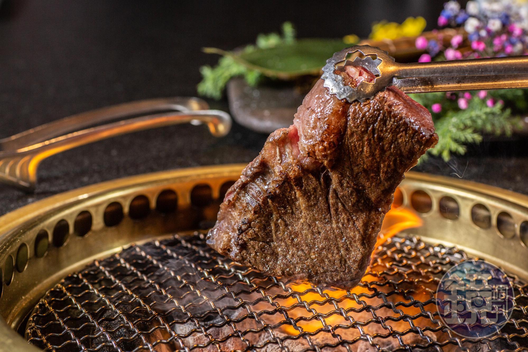 取自牛中腹的「貝身肉牛排」肉紋肌理均勻，油花適度，沒有和牛太油膩的口感。（1,480元／150克）