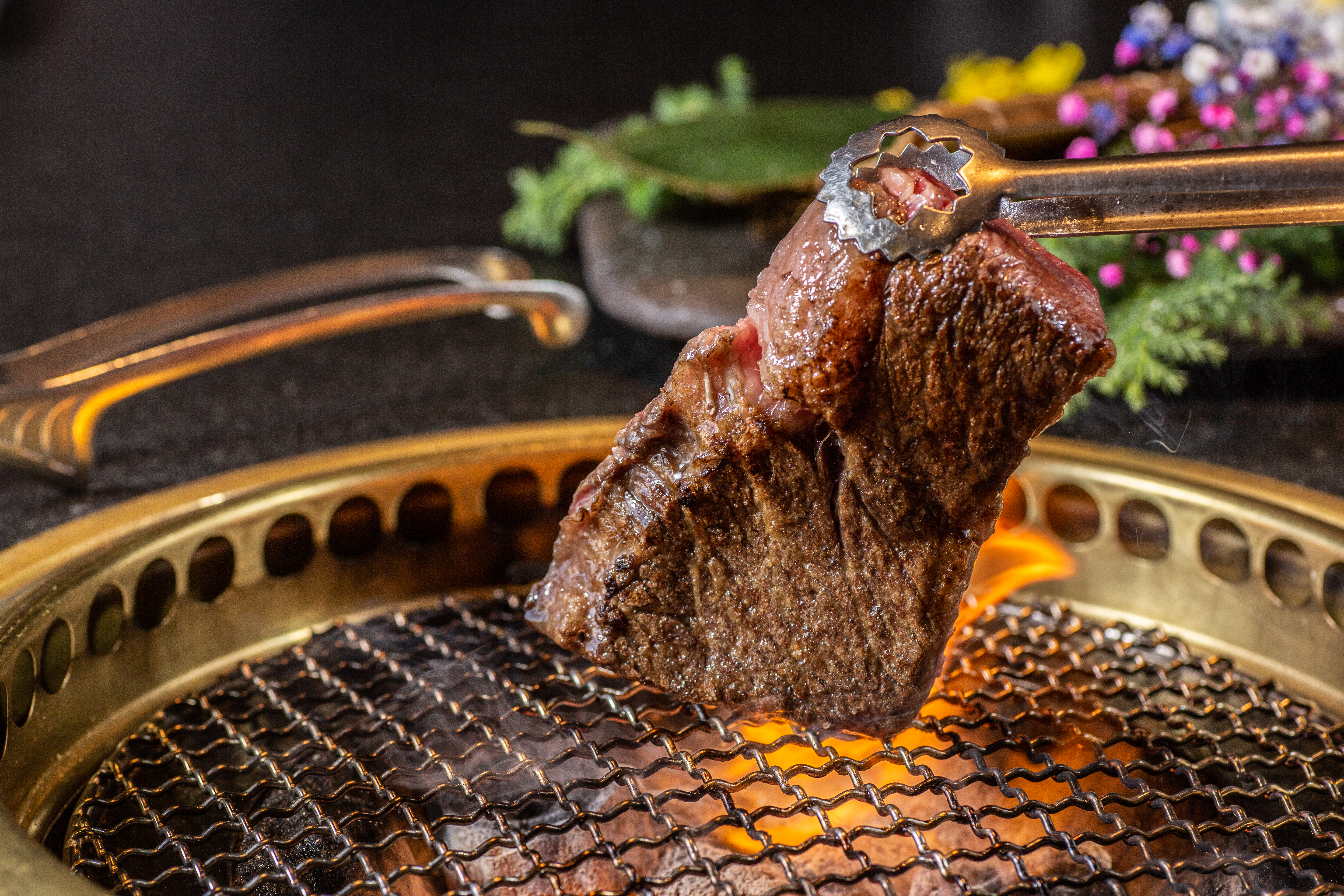 取自牛中腹的「貝身肉牛排」肉紋肌理均勻，油花適度，沒有和牛太油膩的口感。（1,480元／150克）