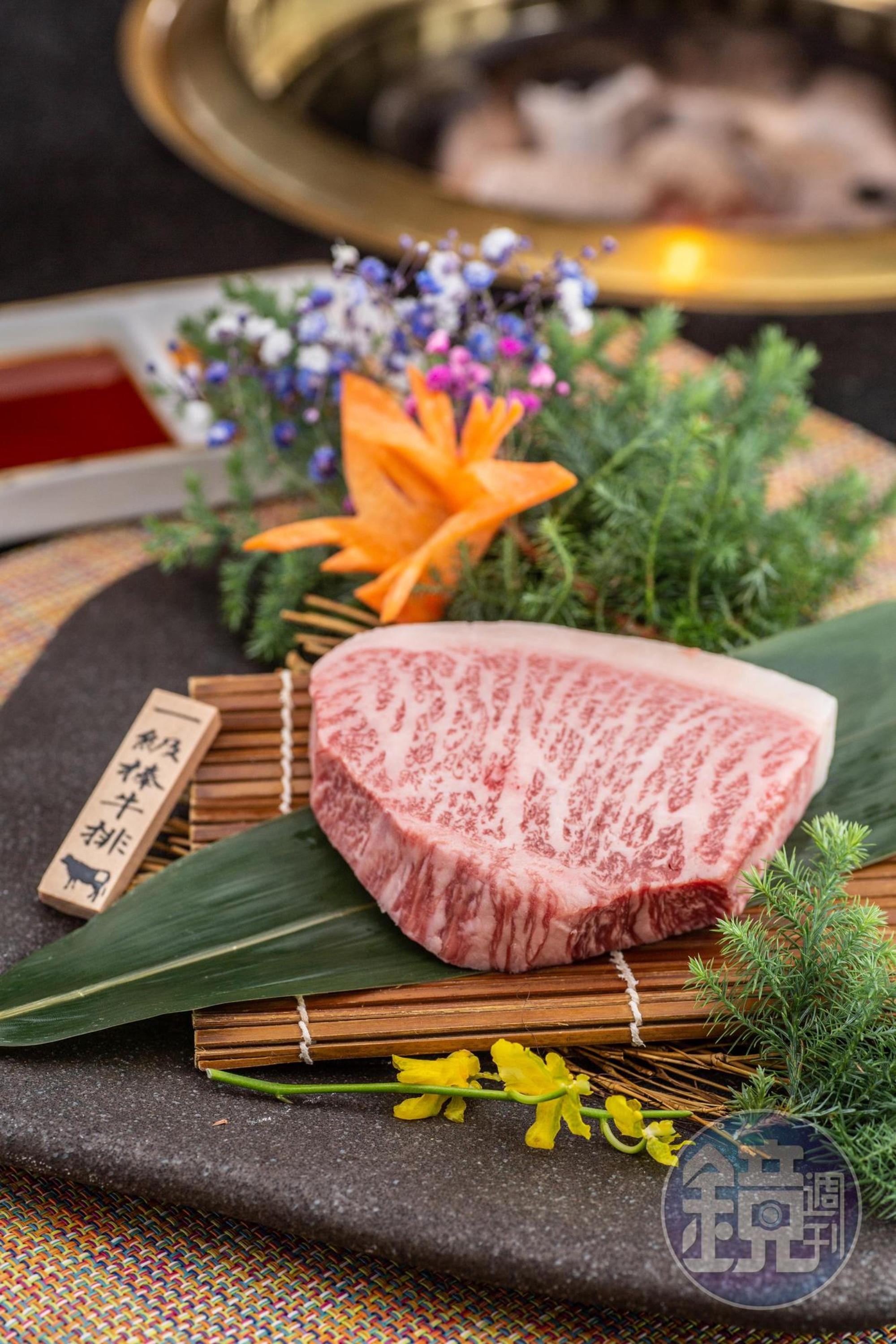 有著大理石紋霜降油花的｢一級棒牛排」，吃得到瘦肉的精實和油花脂潤。（1,550元/150g）