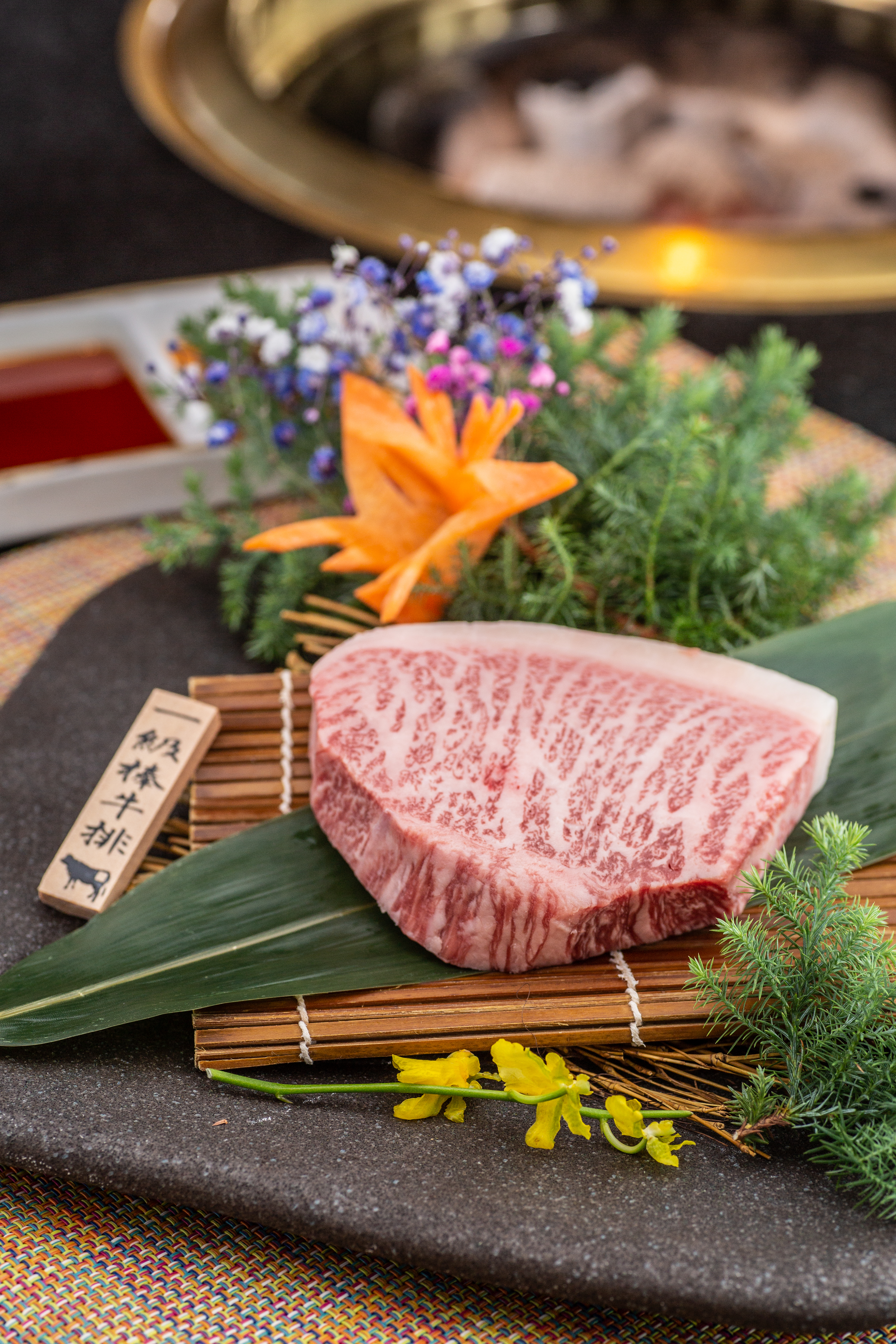 有著大理石紋霜降油花的｢一級棒牛排」，吃得到瘦肉的精實和油花脂潤。（1,550元/150g）
