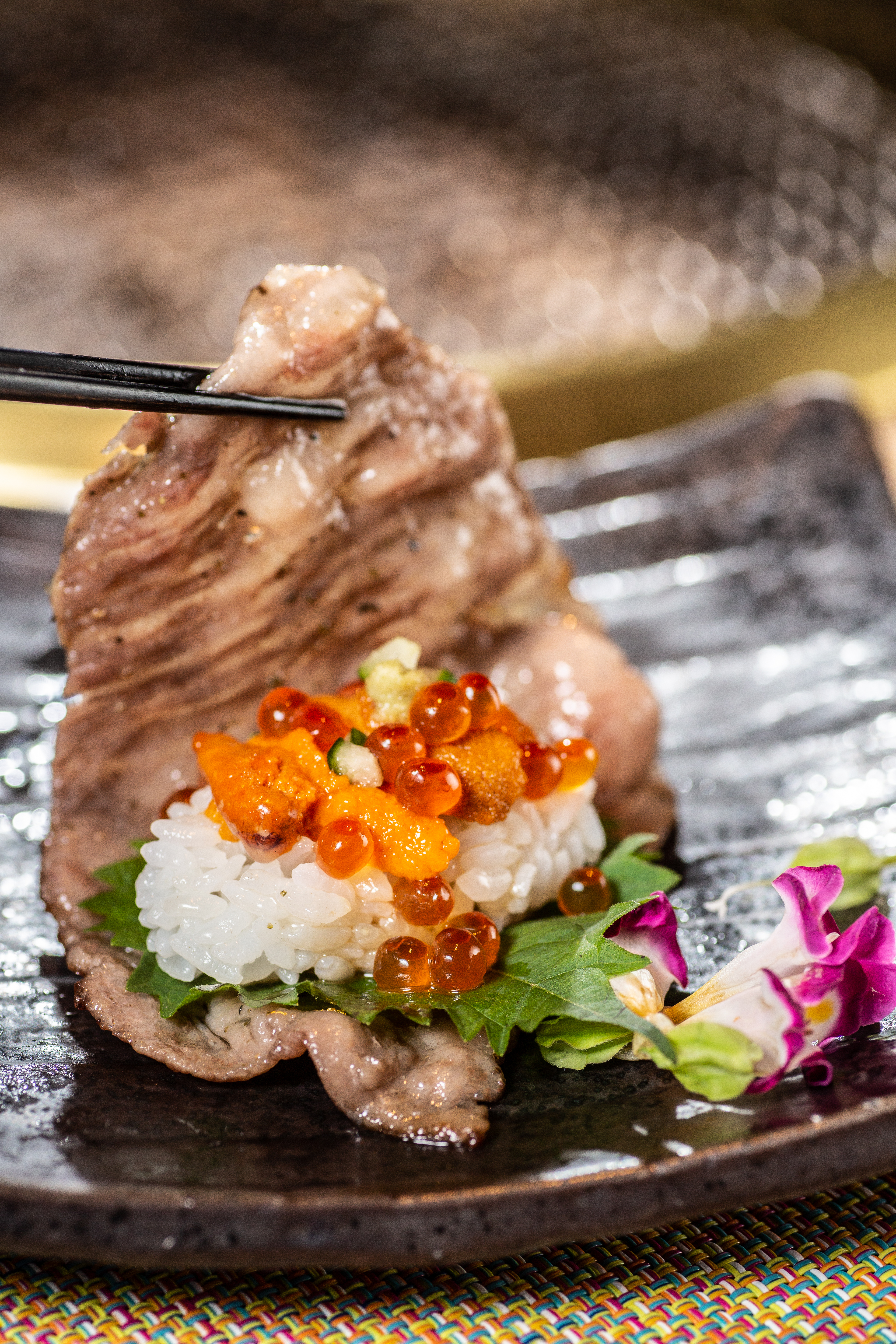 以牛肉片包入海膽、鮭魚卵及白飯的「老乾杯名物 雲丹和牛壽司」，澎湃鮮甜都在這一口。（380元／份）