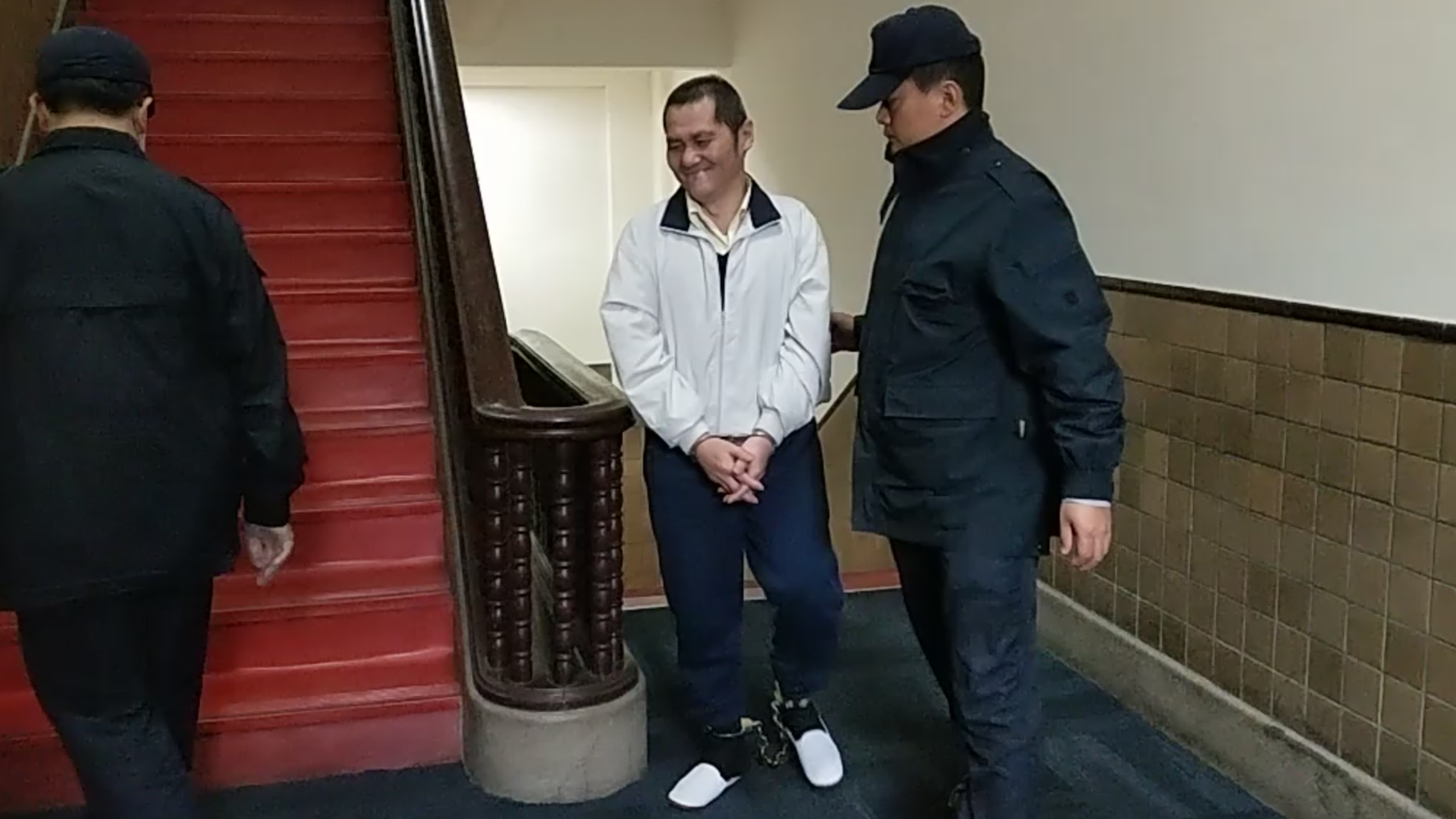 翁仁賢在桃園家中潑汽油放火,燒死高齡父母及親人,造成6死4傷,出庭曾罵法官FUCK,再遭判死刑。