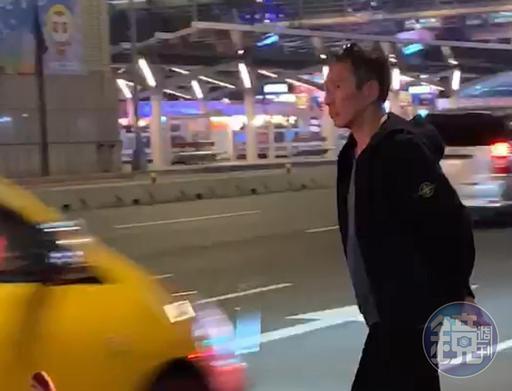 鈕承澤現身台北燈節看花燈,他走路步伐極快,似乎是不想被認出來。