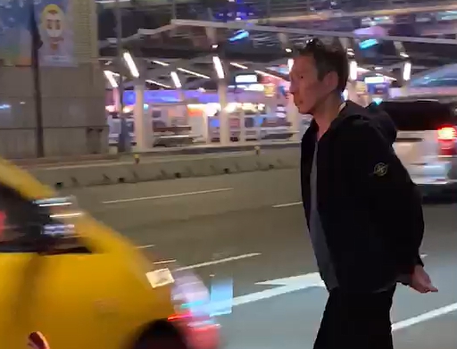 鈕承澤現身台北燈節看花燈，他走路步伐極快，似乎是不想被認出來。