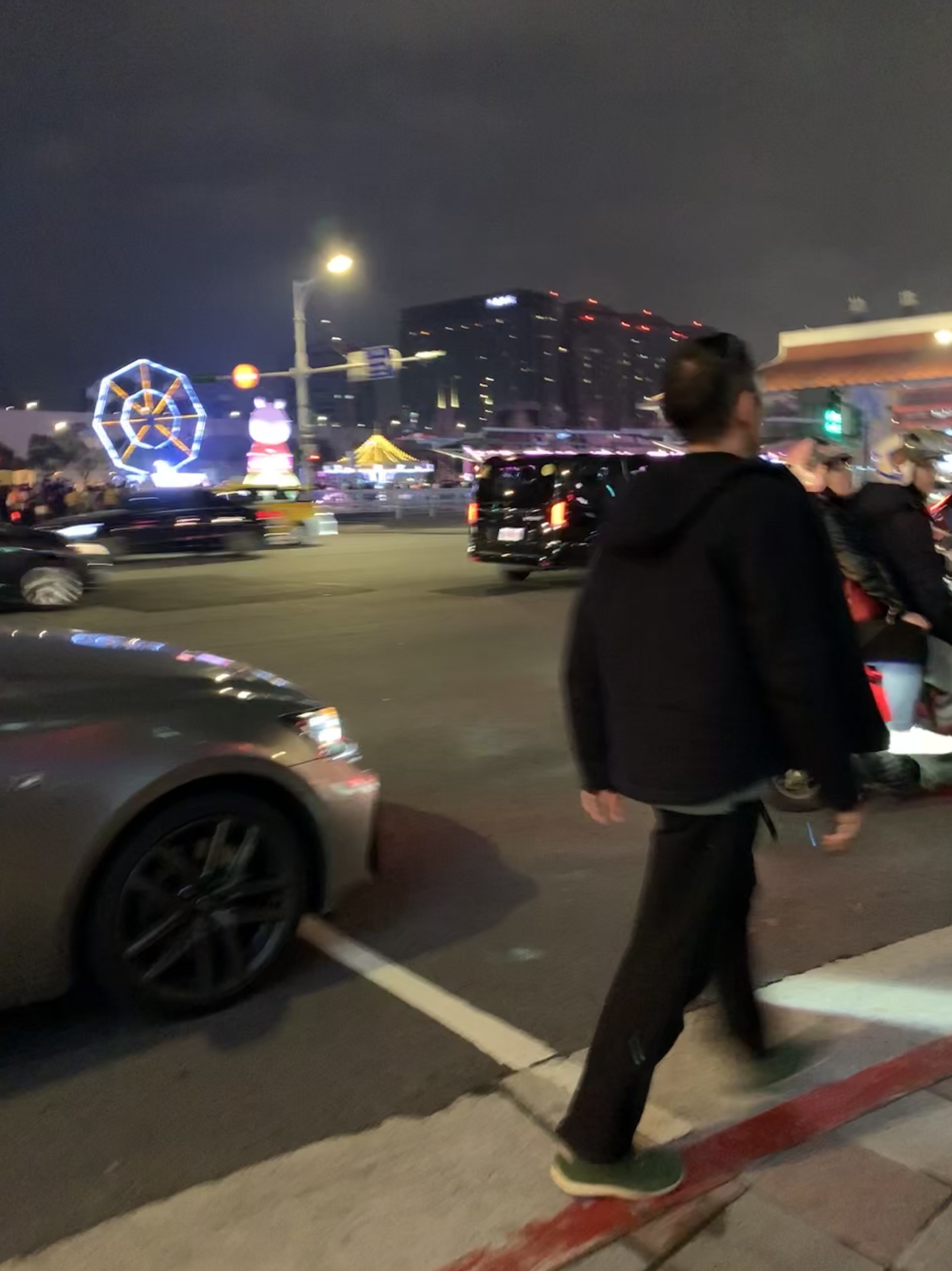 鈕承澤日前被依強制性交罪起訴,昨(19日)元宵節當天,被民眾目擊現身台北燈節看花燈。
