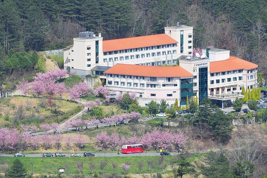 政府斥資4億打造武陵富野渡假村，並交由國內知名旅館業者富野集團經營，如今卻爆出壓榨實習生醜聞。（武陵富野渡假村官網）