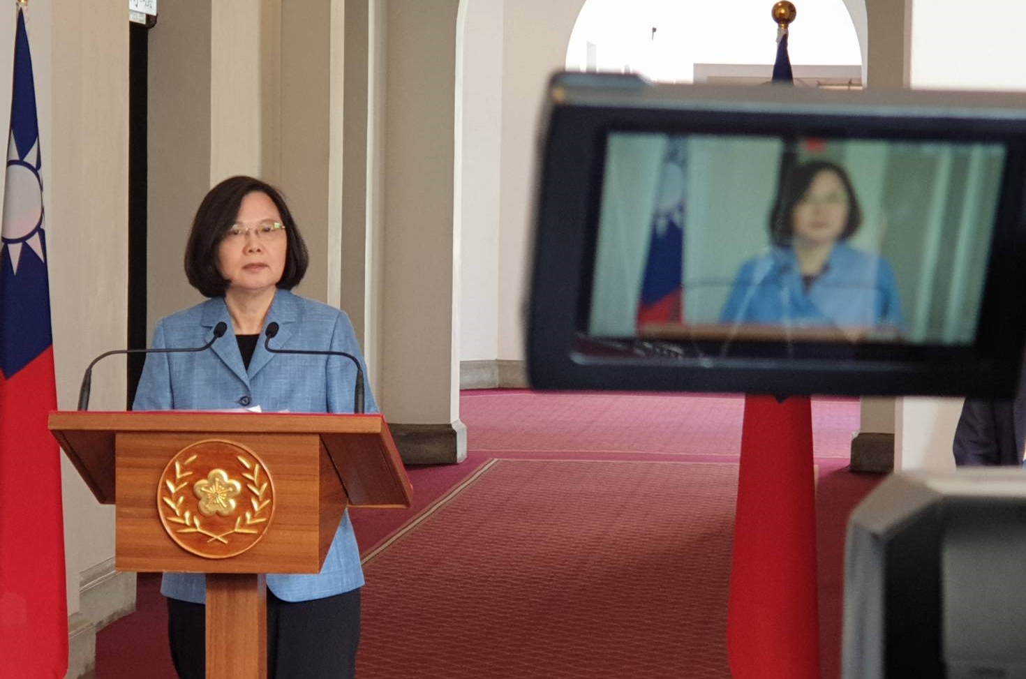 針對發言人黃重諺在臉書酸韓國瑜是「喝醉的土包子」，總統蔡英文在「迴廊談話」時回應，黃重諺會做適當處理。