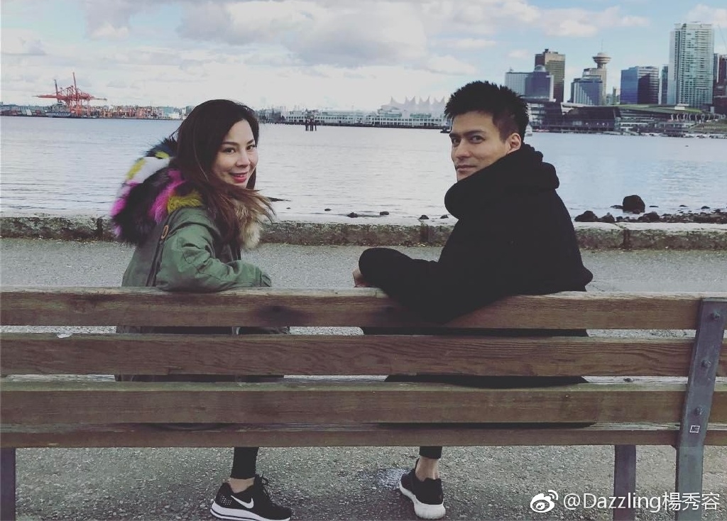 楊秀容（左）因為生日，爆出其實已經與老公離婚一年。（翻攝楊秀容微博）