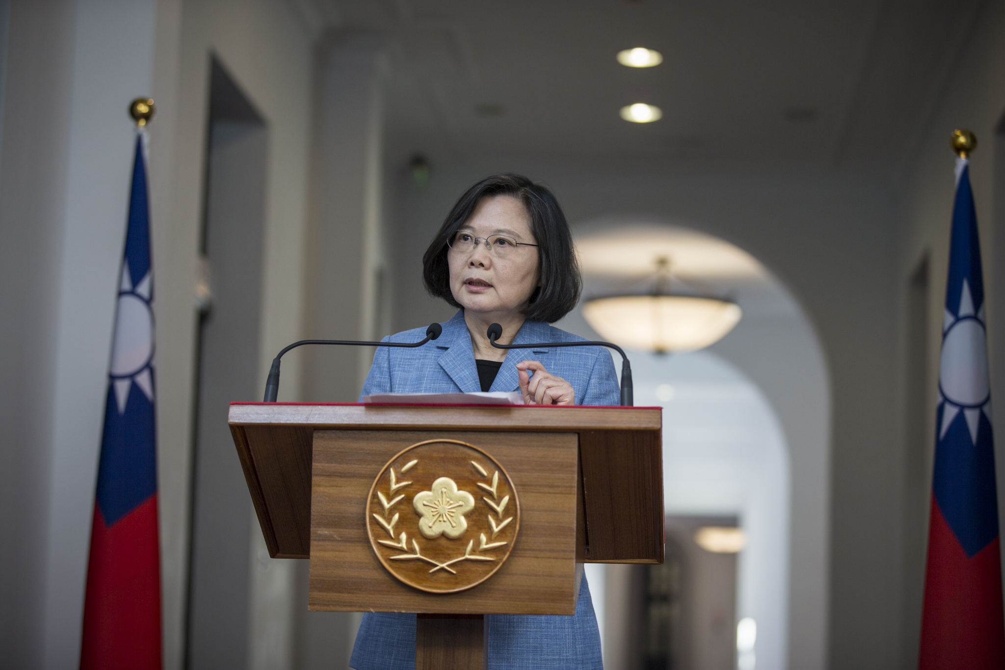 蔡總統上午在迴廊談話時，強勢回應外界看衰她選情的看法。（總統府提供）