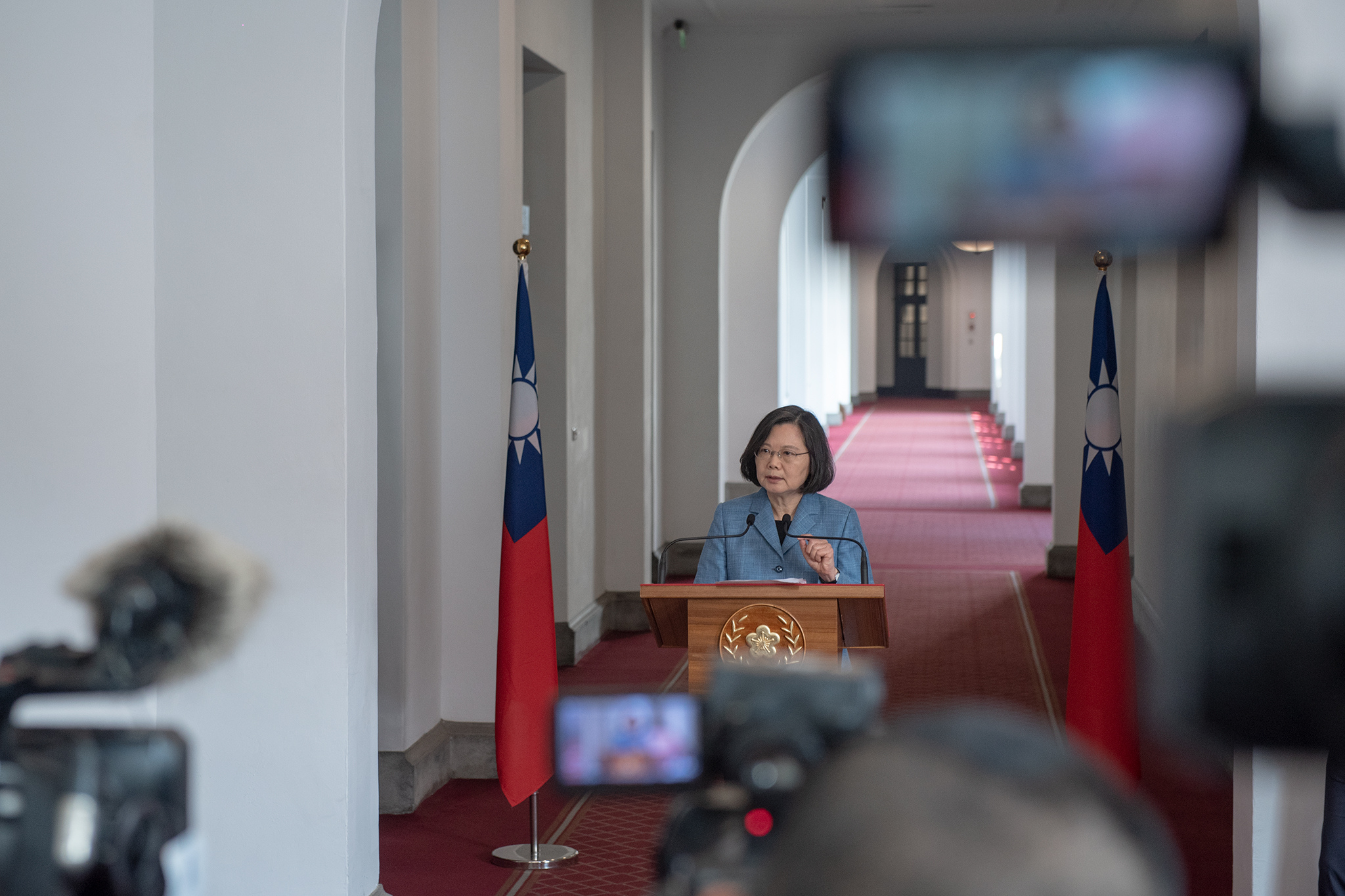 蔡英文總統上午在總統府進行「迴廊談話」。（總統府提供）