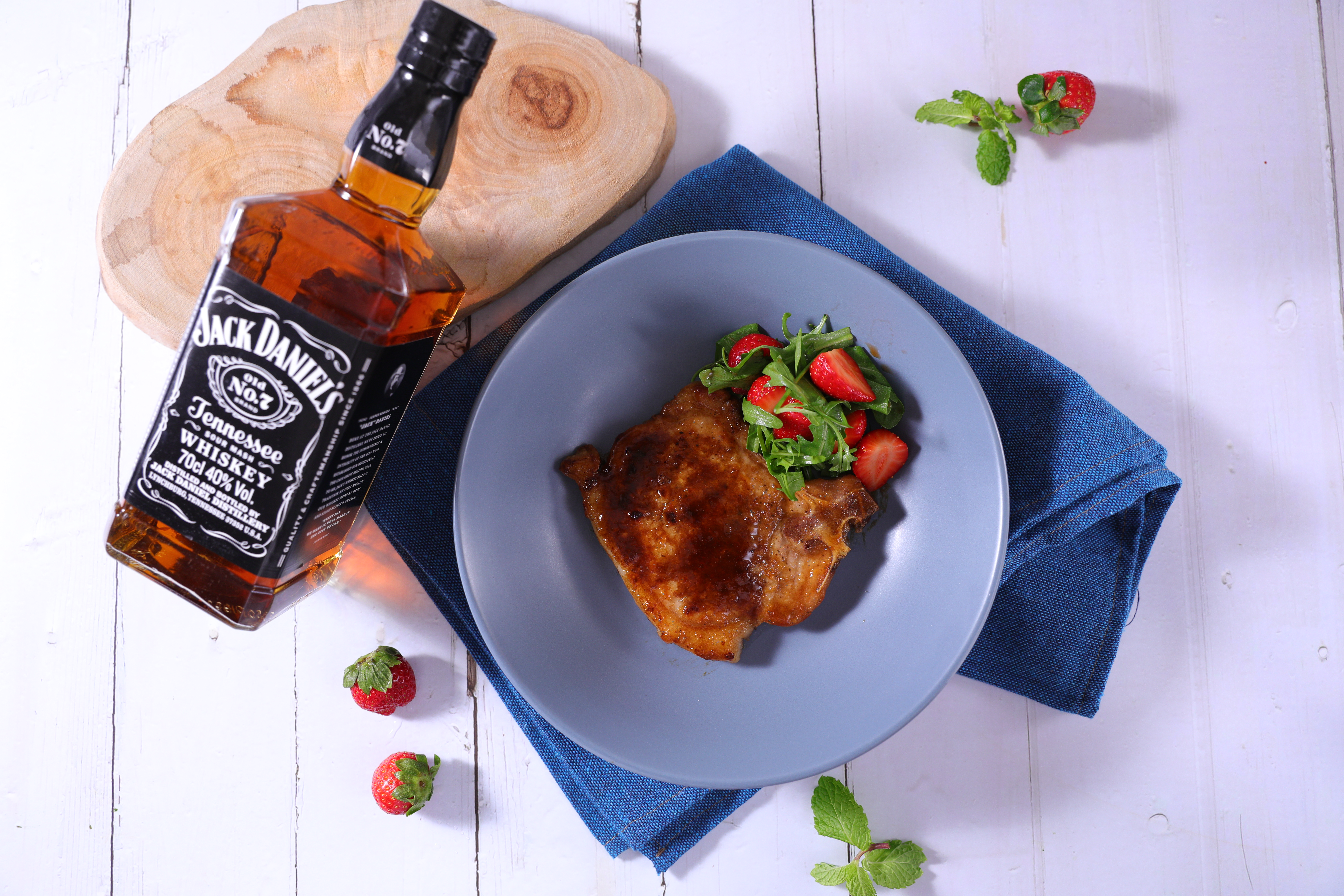 酸酸甜甜的「威士忌香煎豬里肌」，裡頭多添了傑克丹尼經典風味威士忌的青草香氣，做法簡單，是最適合春天品嘗的和風洋食。
