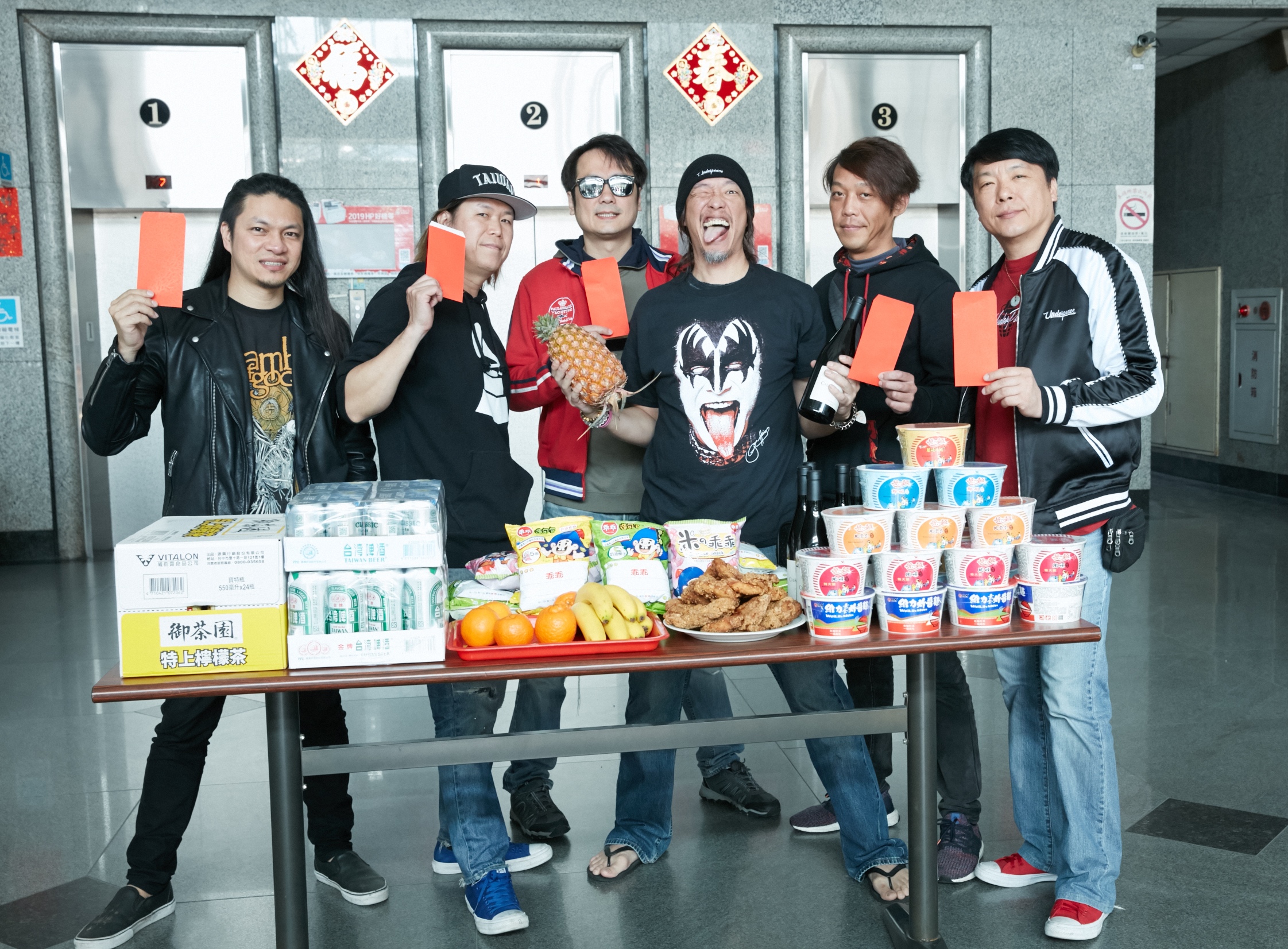 董事長樂團領軍同門辦新春團拜，一家人開春就工作滿檔。（獨一無二娛樂提供）