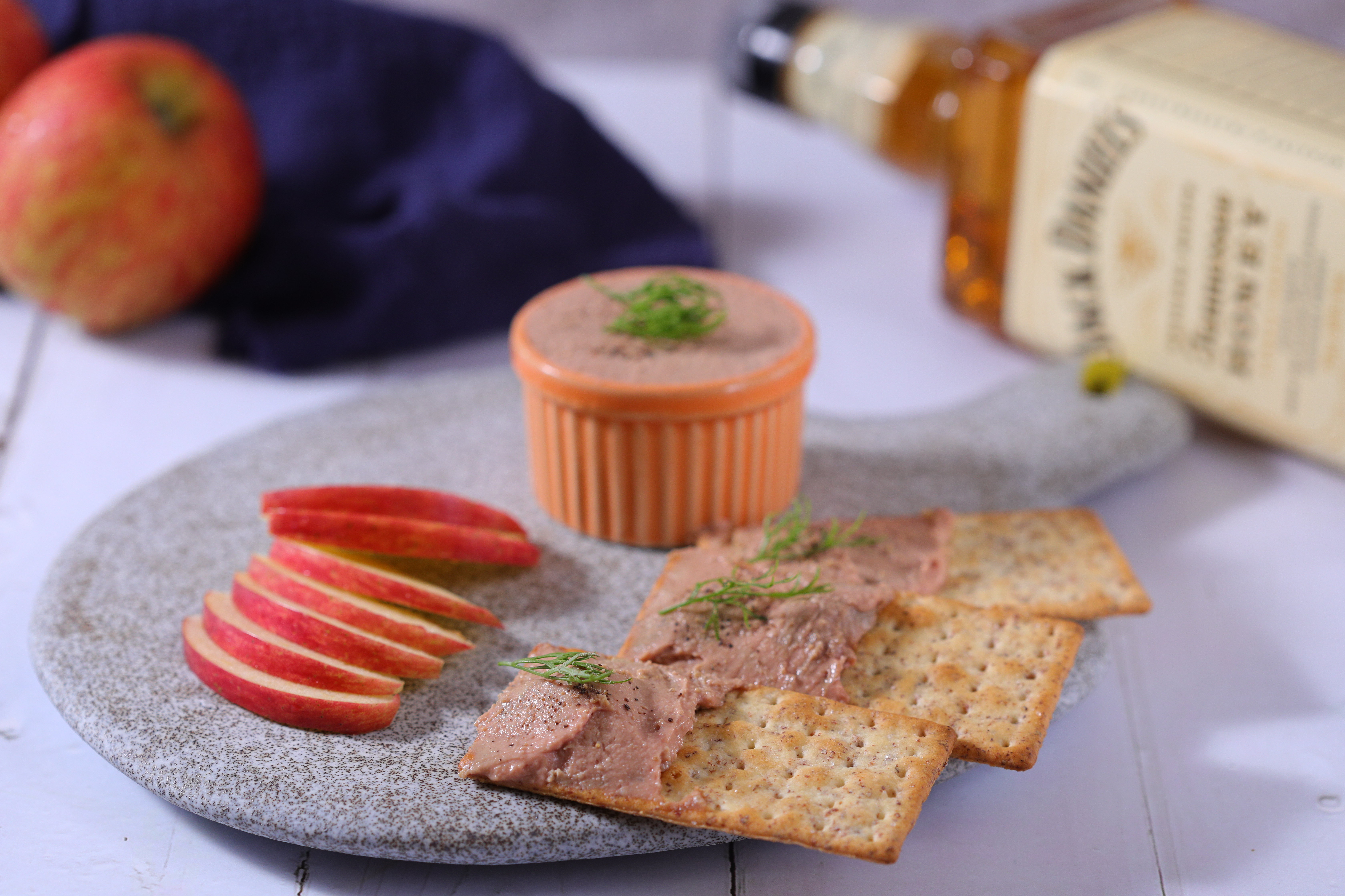 看起來有點難，其實製作過程意外簡單的「蜂蜜威士忌雞肝醬」，是許多廚師偏愛的大人味下酒菜。