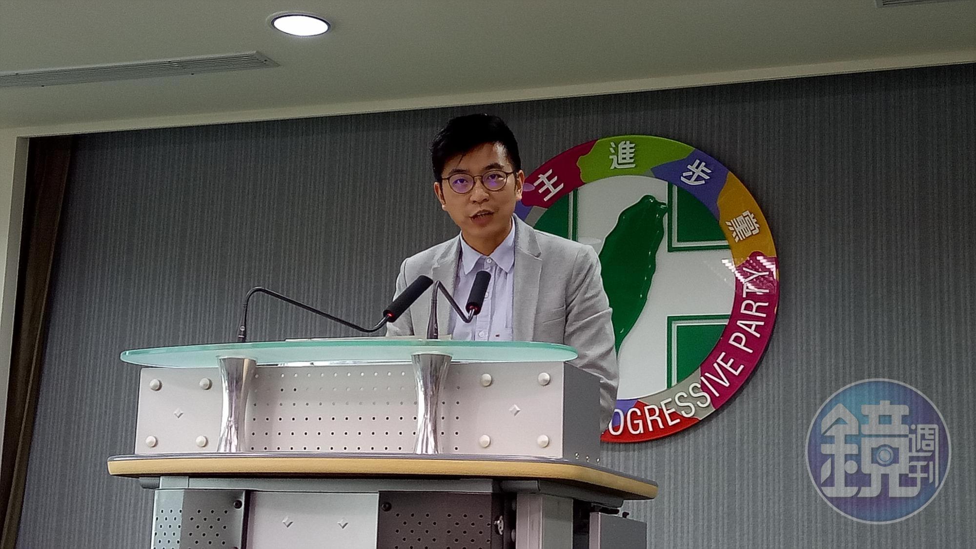 民進黨發言人周江杰轉述中常會內容。