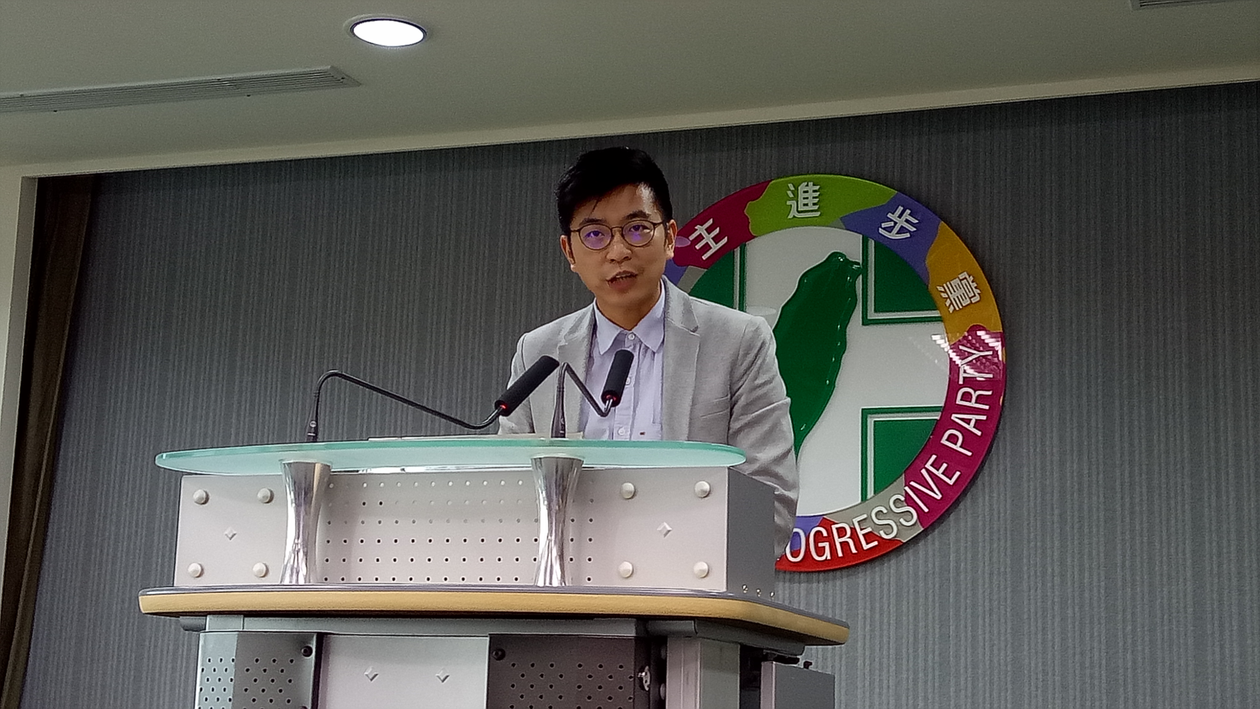 民進黨發言人周江杰轉述中常會內容。