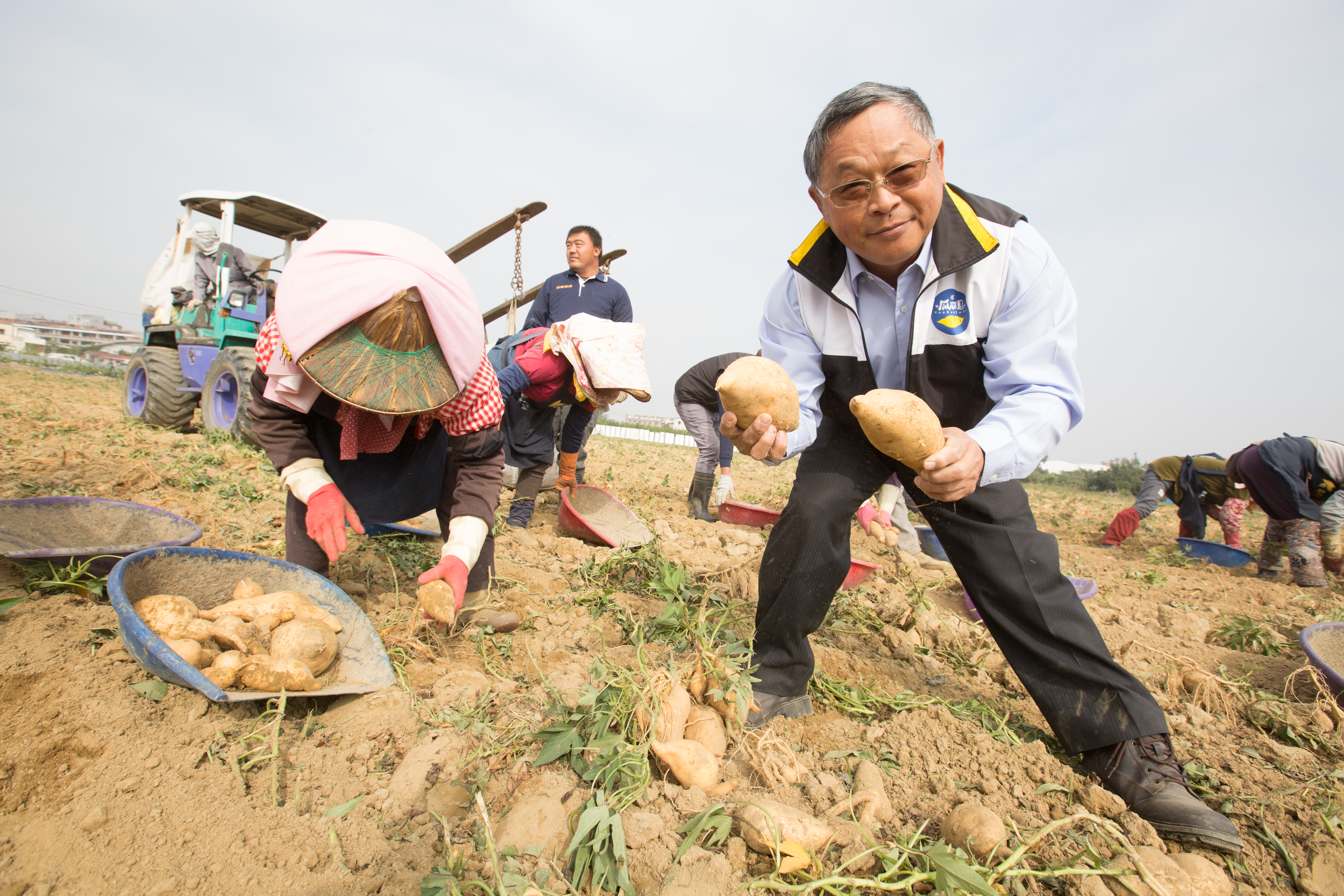 唯有彎腰蹲下，人生才有收穫，是地瓜教會邱木城的無價人生哲理。