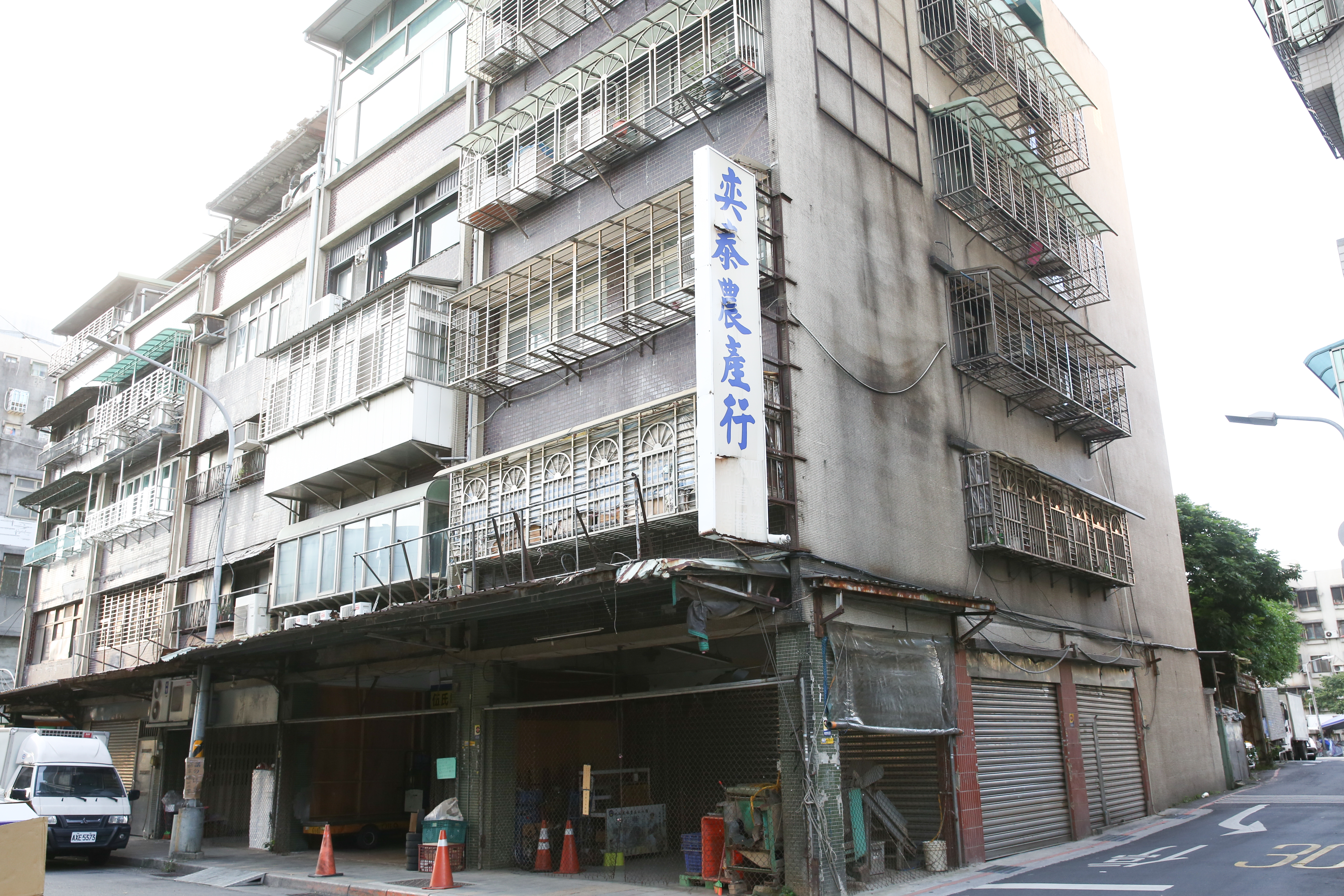 邱木城1983年台北市開弈泰農產行，販售生地瓜，成為事業的起源。
