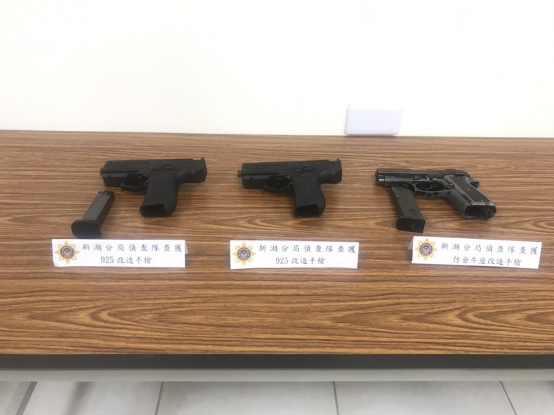 警方在林、陳2嫌的車內,查獲925改造手槍2把、金牛座改造手槍1把。(警方提供)