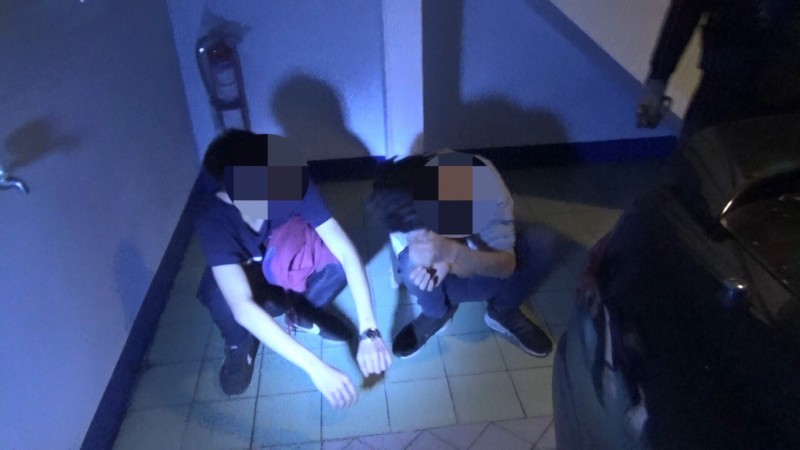 警方制伏熟睡中的兩惡少。（警方提供） 