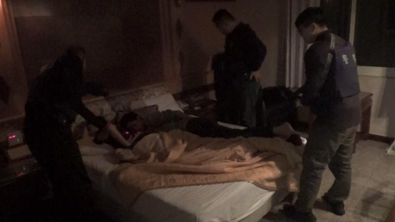 新竹縣警方今天凌晨在一家汽車旅館，逮捕仍在熟睡中的林、陳2嫌。（警方提供）