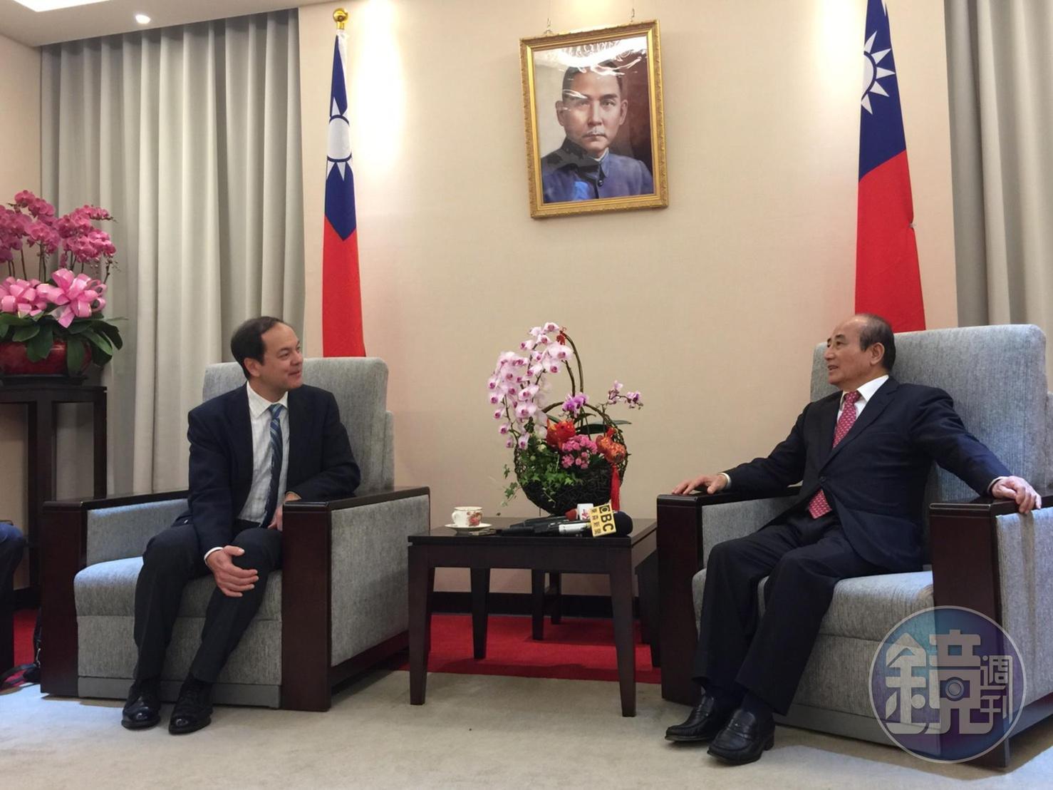 台中美國商會理事長何道明（左）今拜訪前立法院長、國民黨立委王金平（右）。