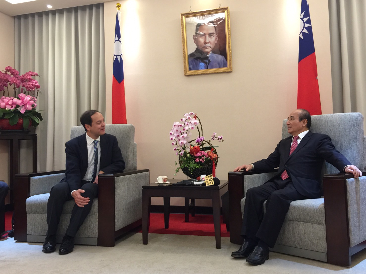 台中美國商會理事長何道明(左)今拜訪前立法院長、國民黨立委王金平(右)。