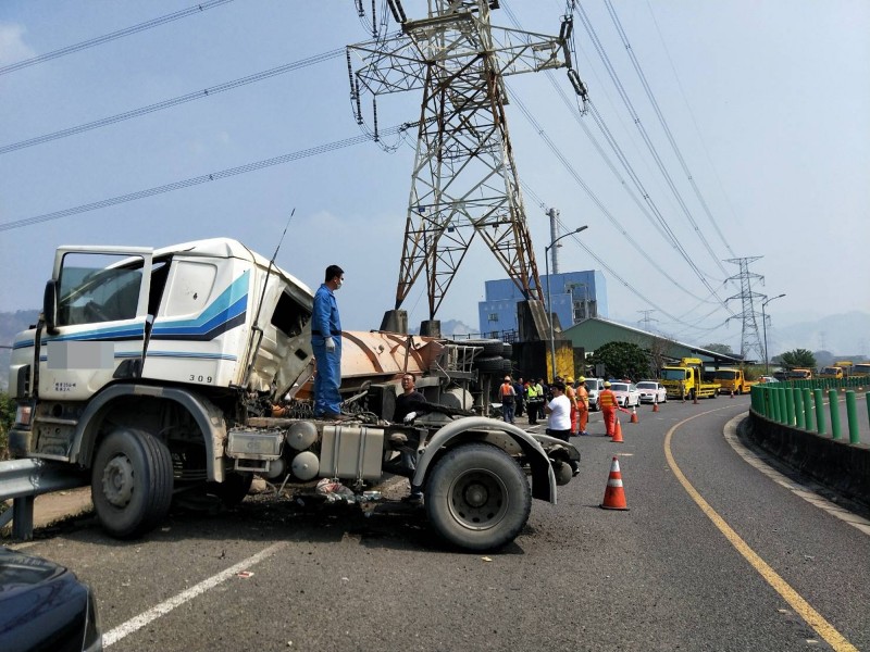 砂石車在國6東草屯交流道匝道處翻覆，駕駛傷重不治，員警趕至處理。（警方提供）
