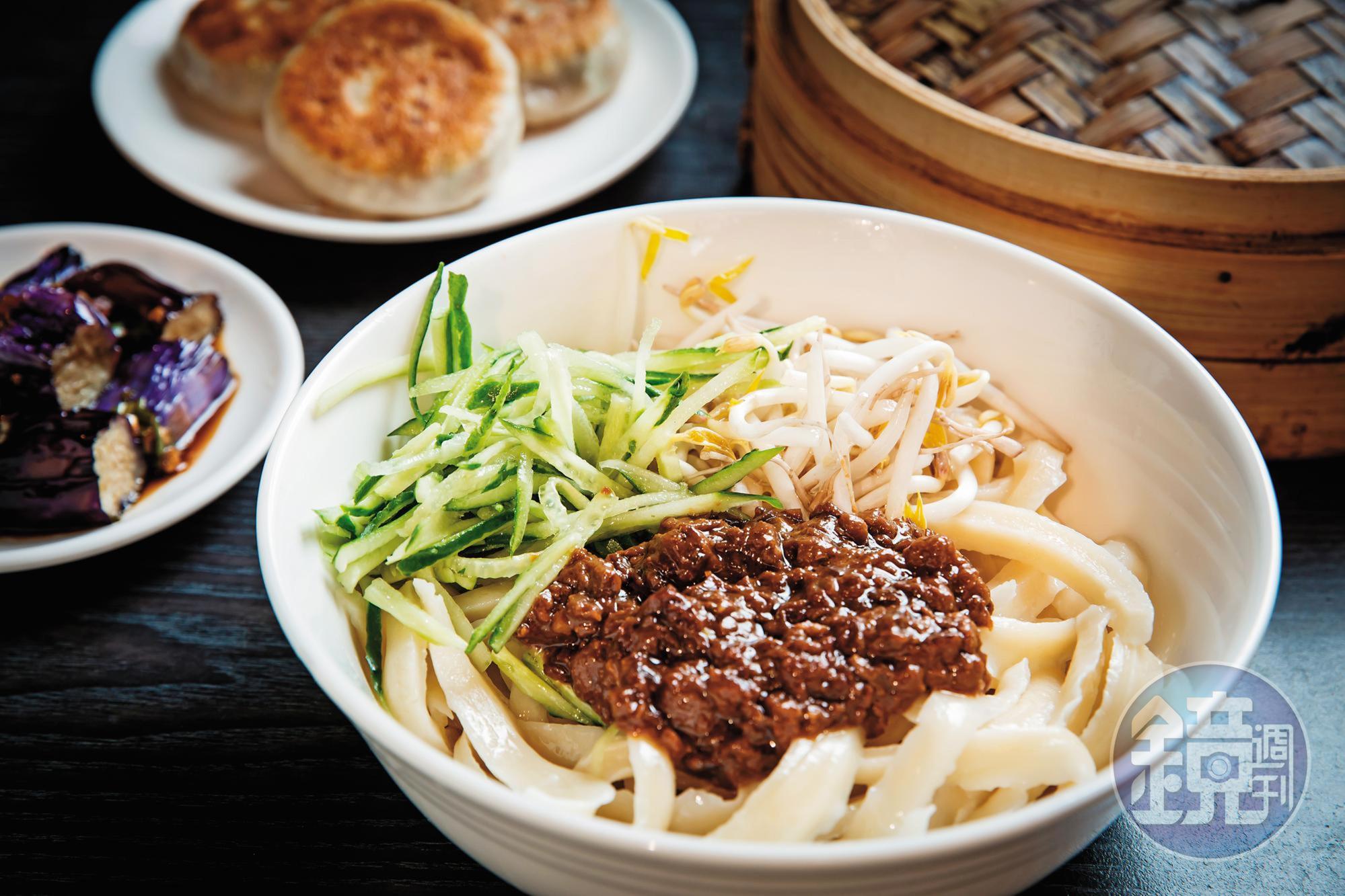炸醬麵裡的黃瓜絲、豆芽菜新鮮,炸醬是道地的北方口味,刀削麵條彈牙有嚼勁。第二代接班後,也開始有細麵可選擇。(130元╱碗)