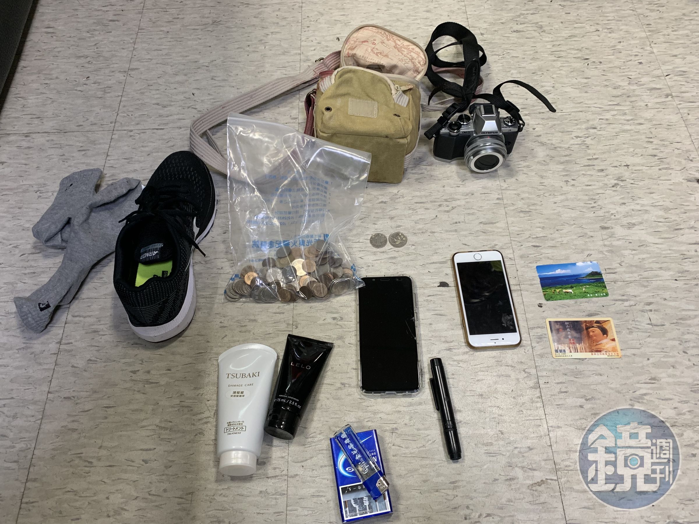 警方在江男背包找到相機、手機和零錢等贓物。