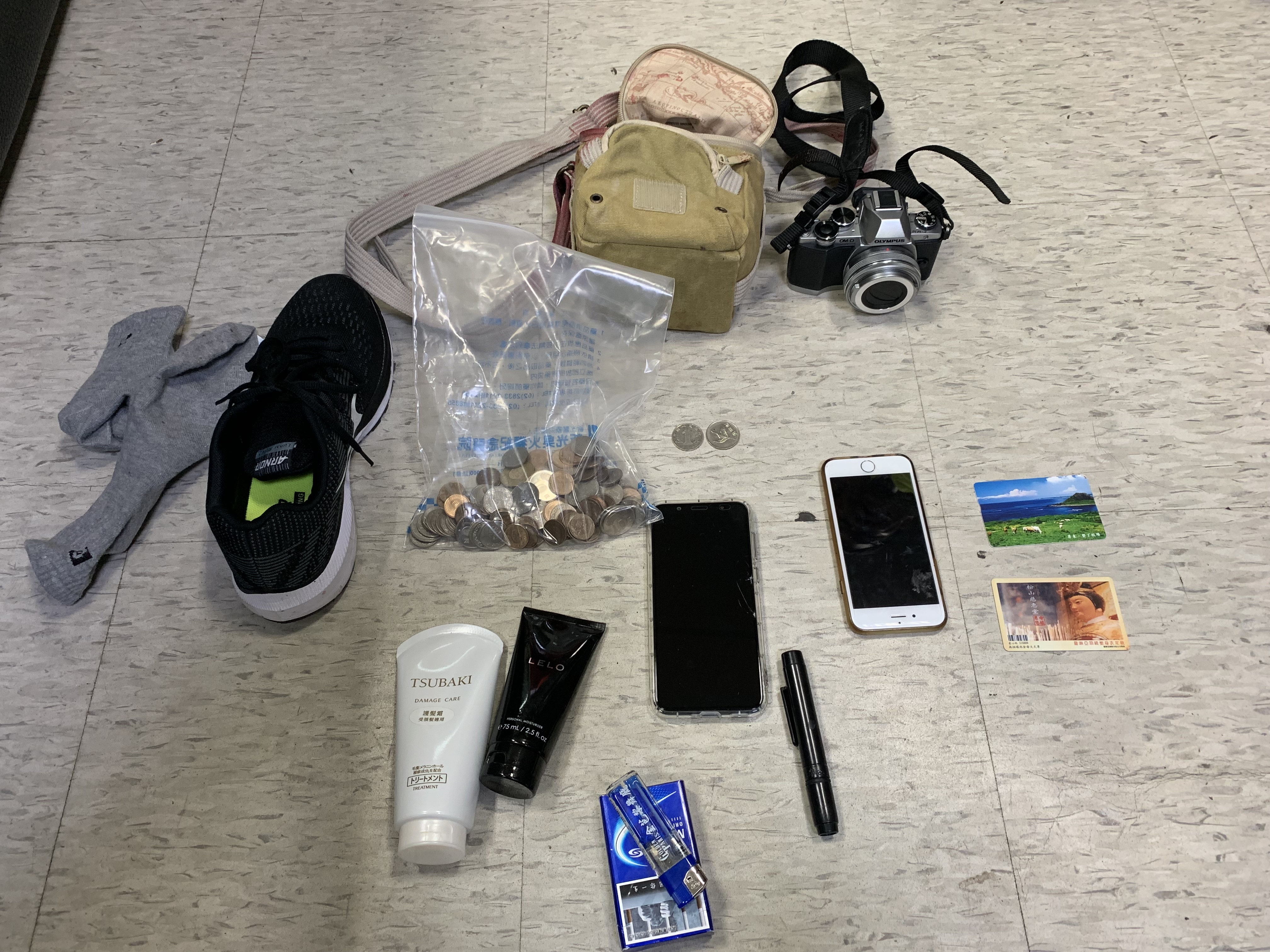 警方在江男背包找到相機、手機和零錢等贓物。