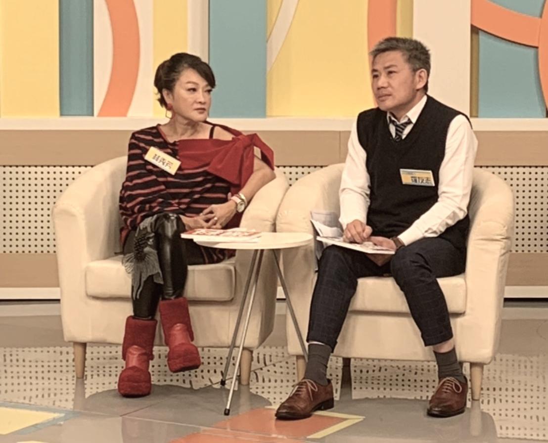 羅友志(右)為了想離婚,冒出許多奇怪的想法。(和展影視提供)