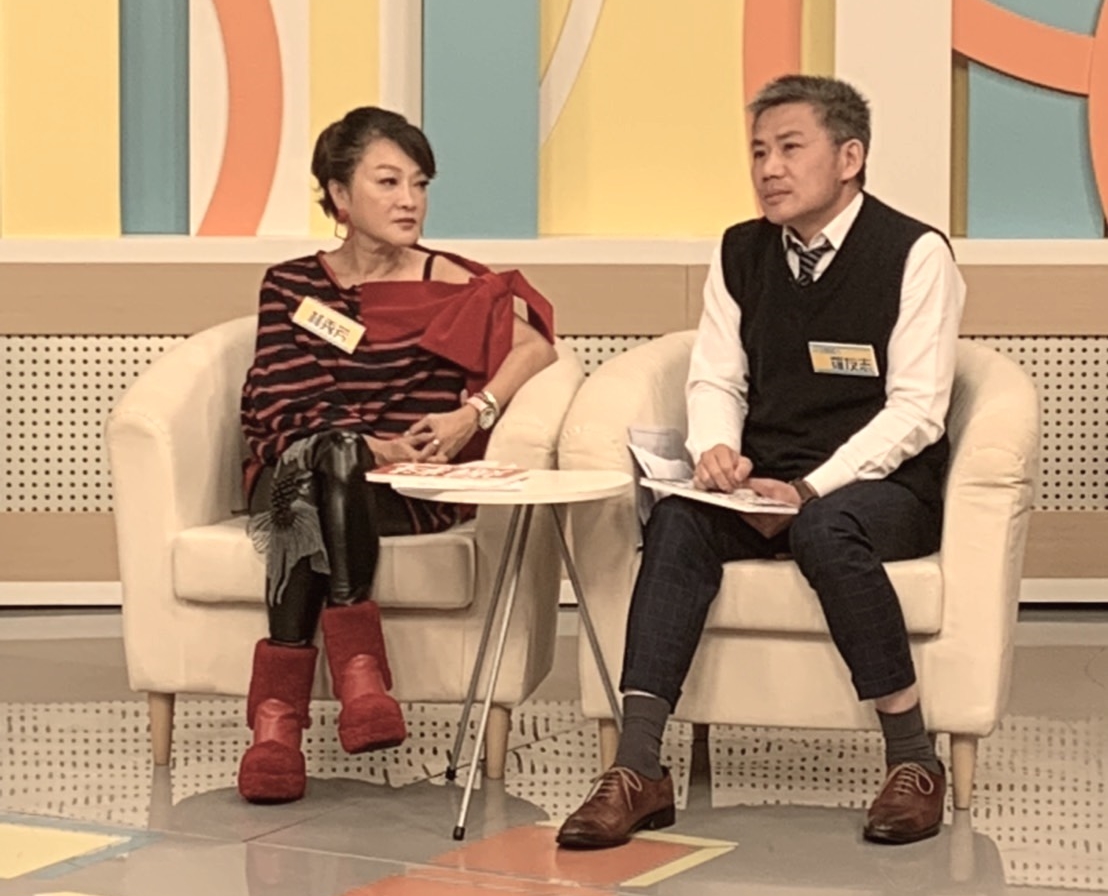 羅友志（右）為了想離婚，冒出許多奇怪的想法。（和展影視提供）