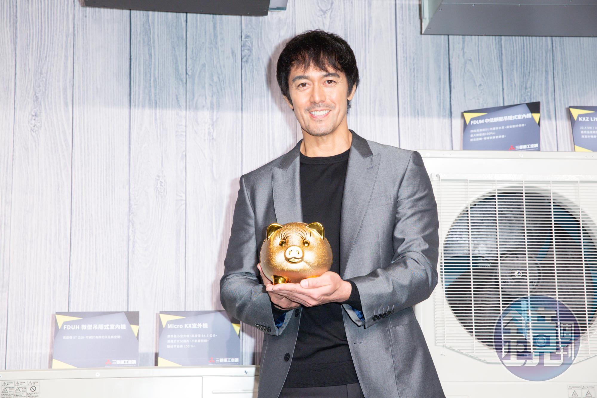 日星阿部寬抱金豬，自嘆超過50歲的他容易感冒。