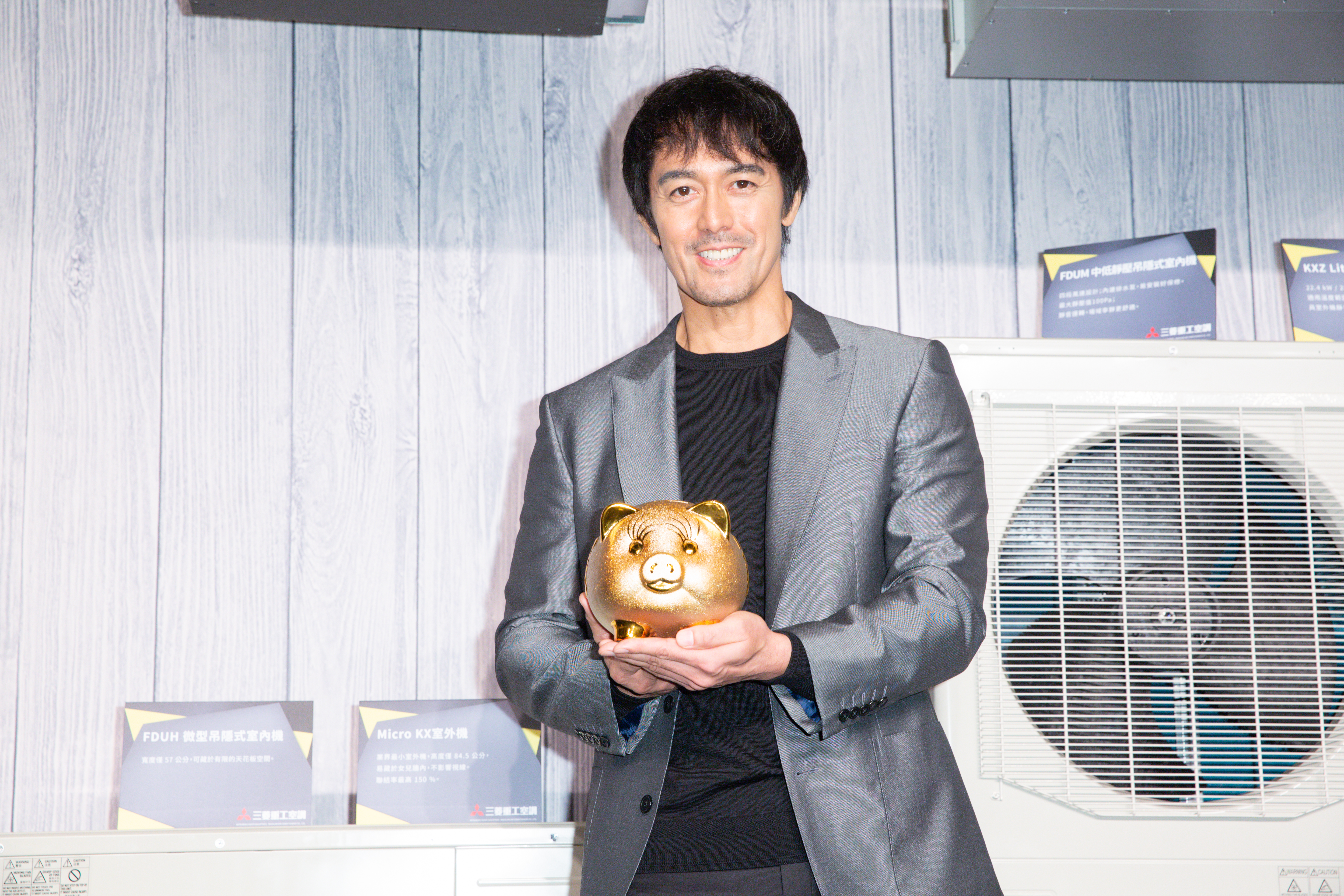 日星阿部寬抱金豬，自嘆超過50歲的他容易感冒。